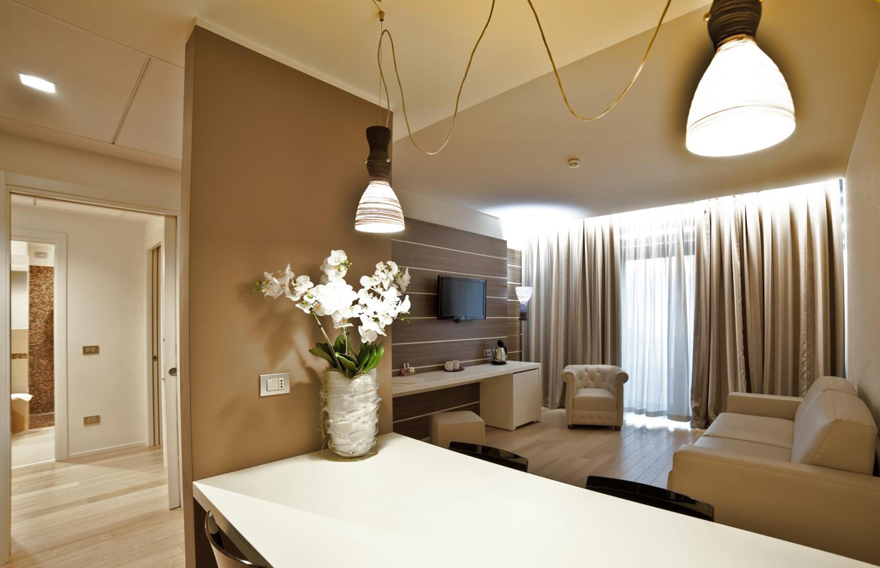 Suite - Photo 5