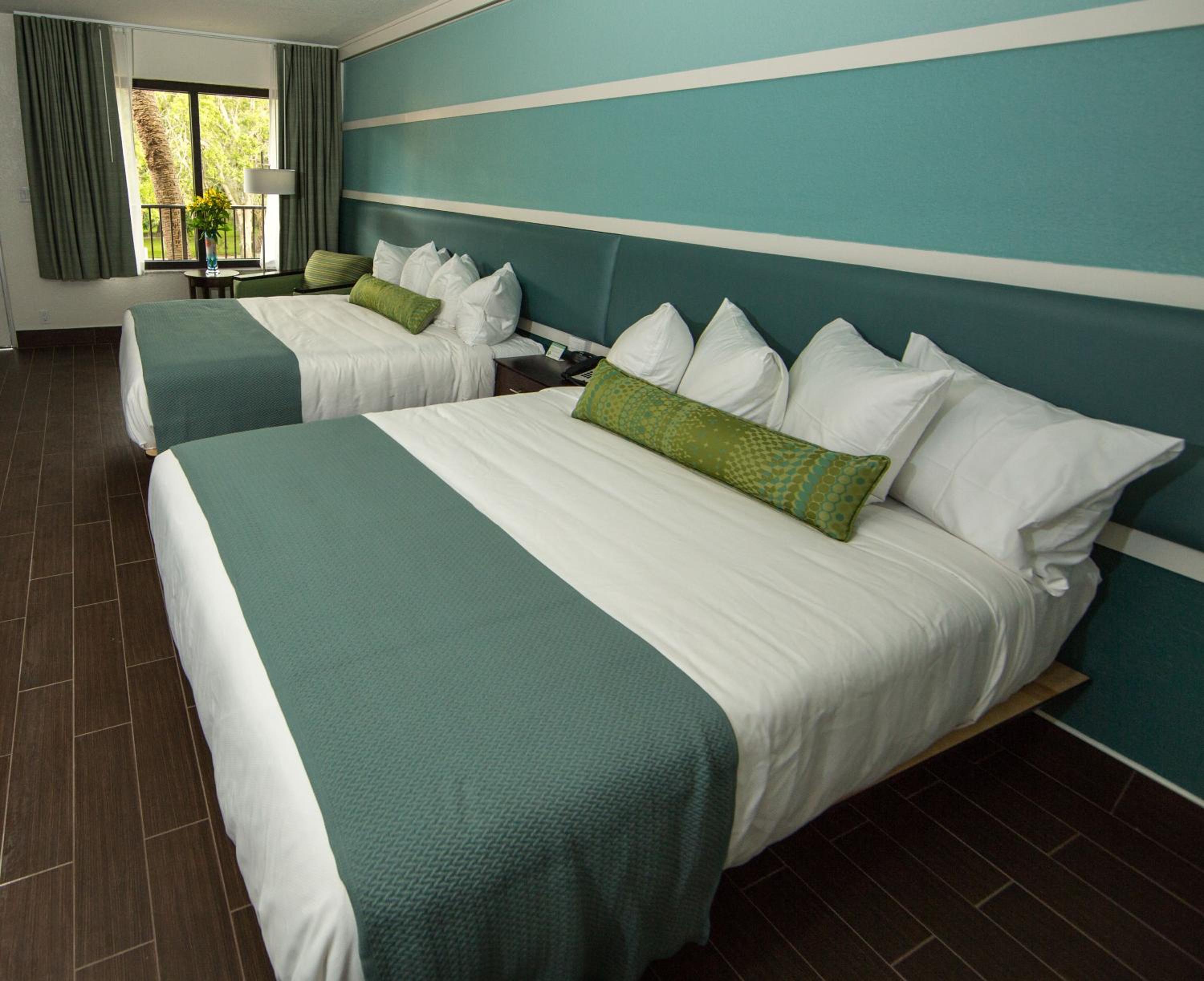 Queen Room with Two Queen Beds - Non Smoking photo 2