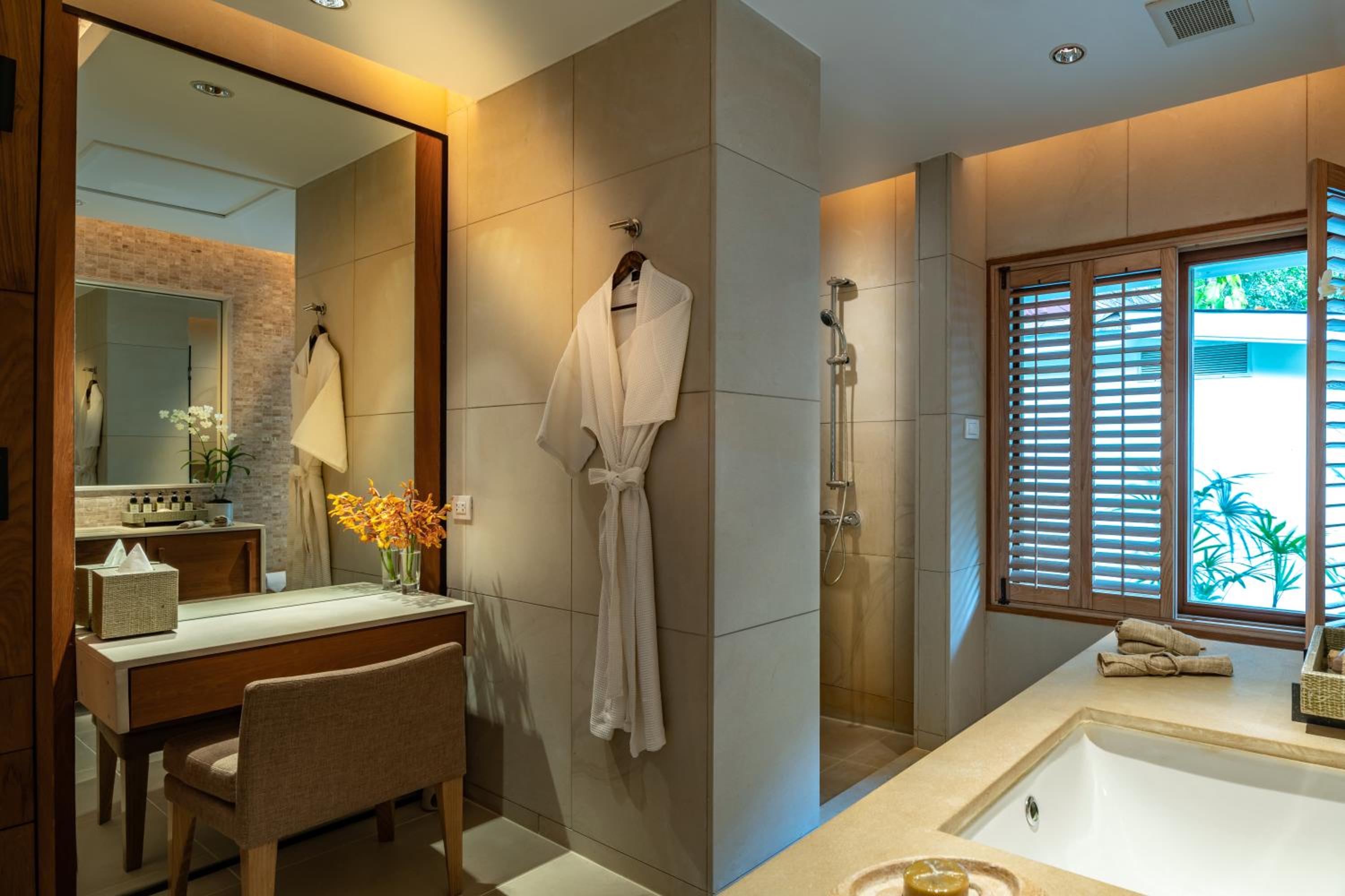 Junior Suite with Pool View photo 2