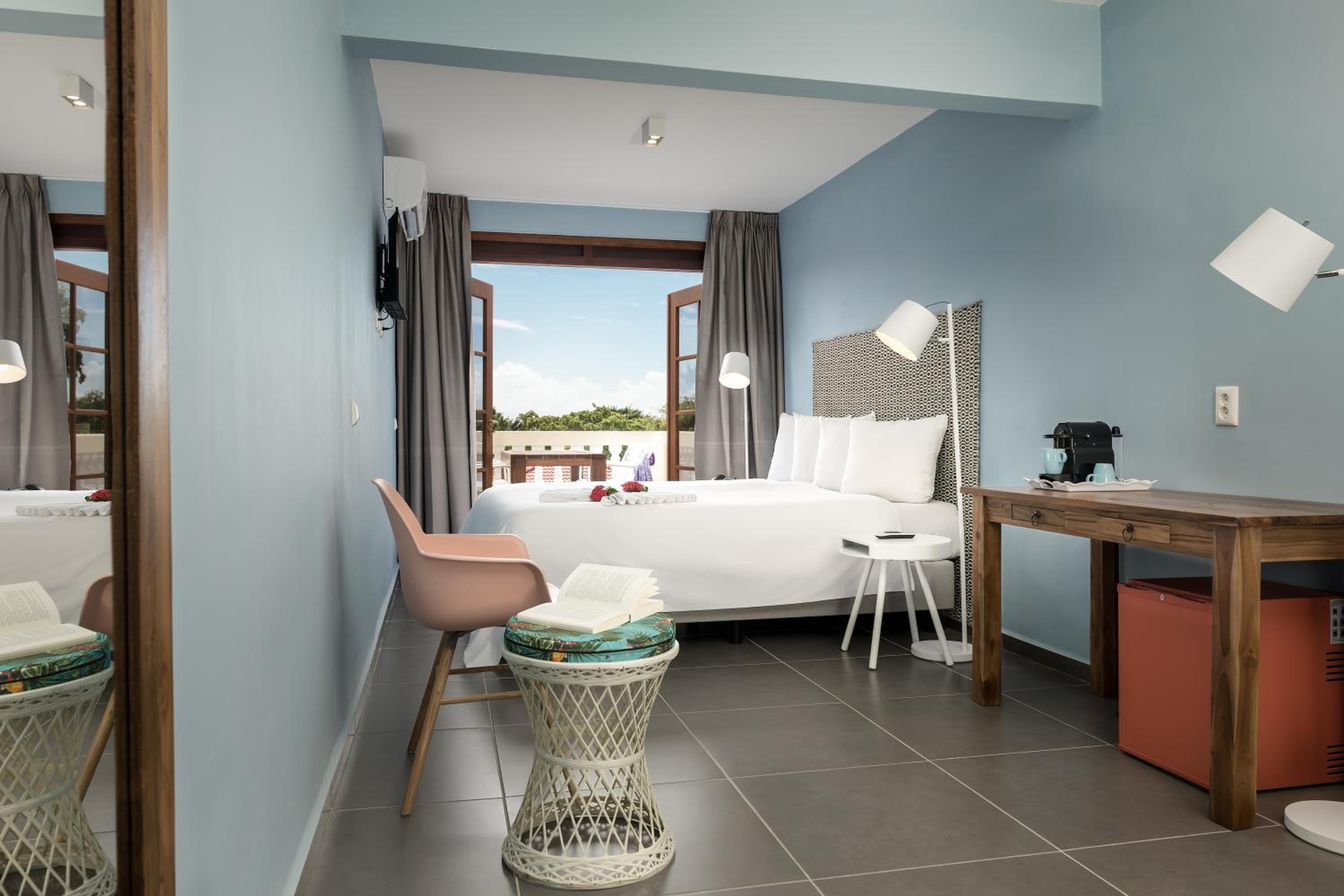 Deluxe King Room - Photo 1