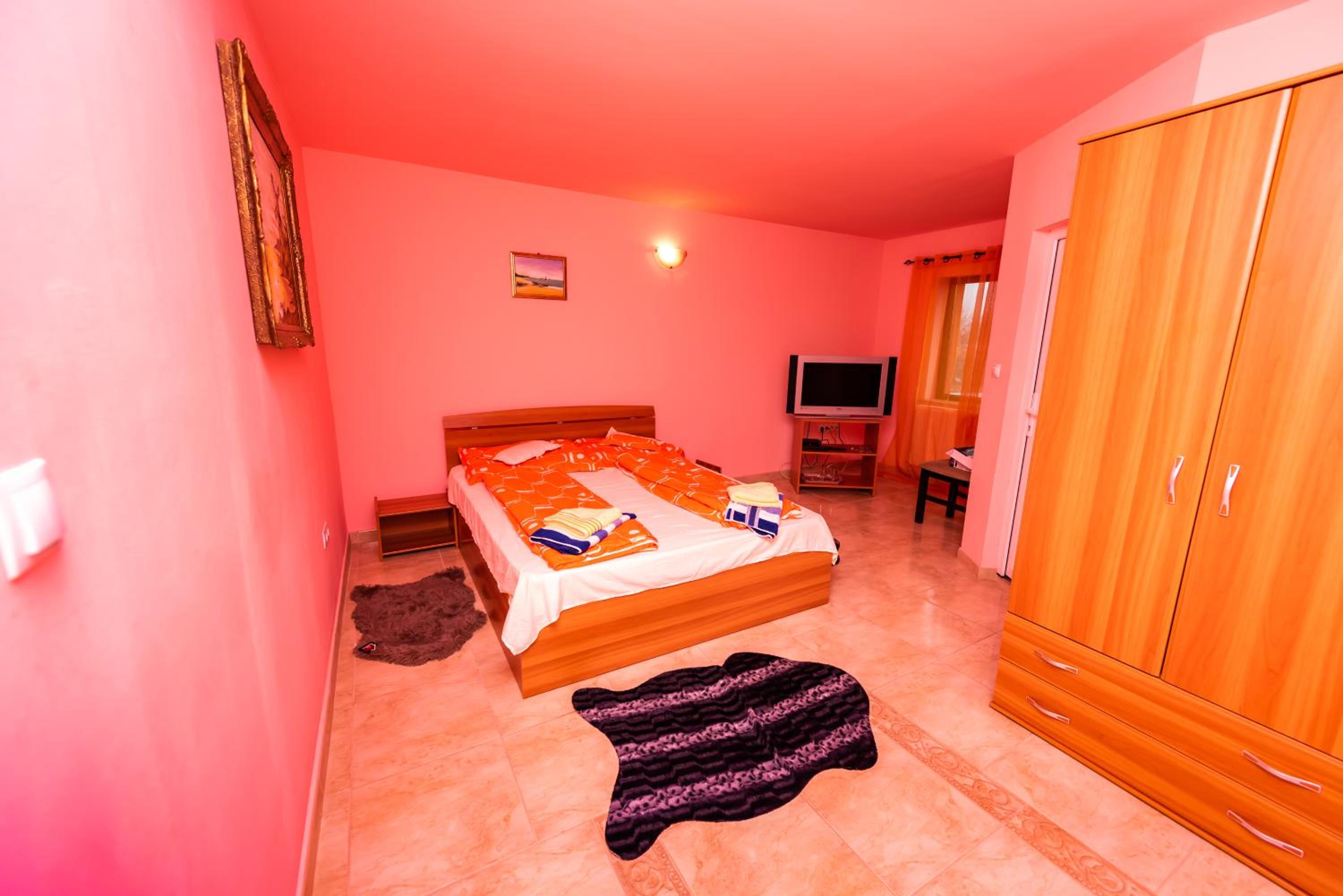 Double Room with Private Bathroom - Photo 7
