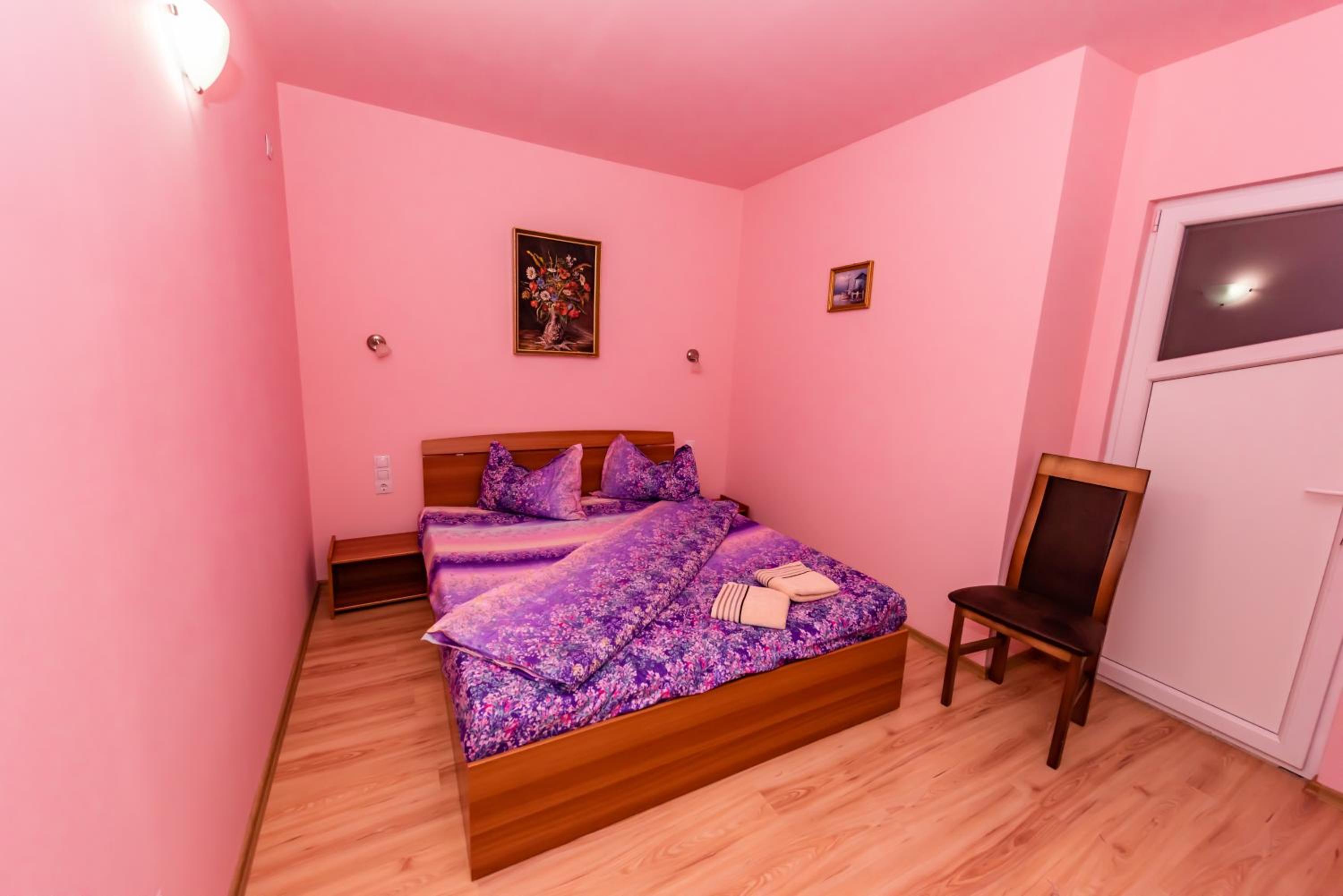 Double Room with Private Bathroom - Photo 8