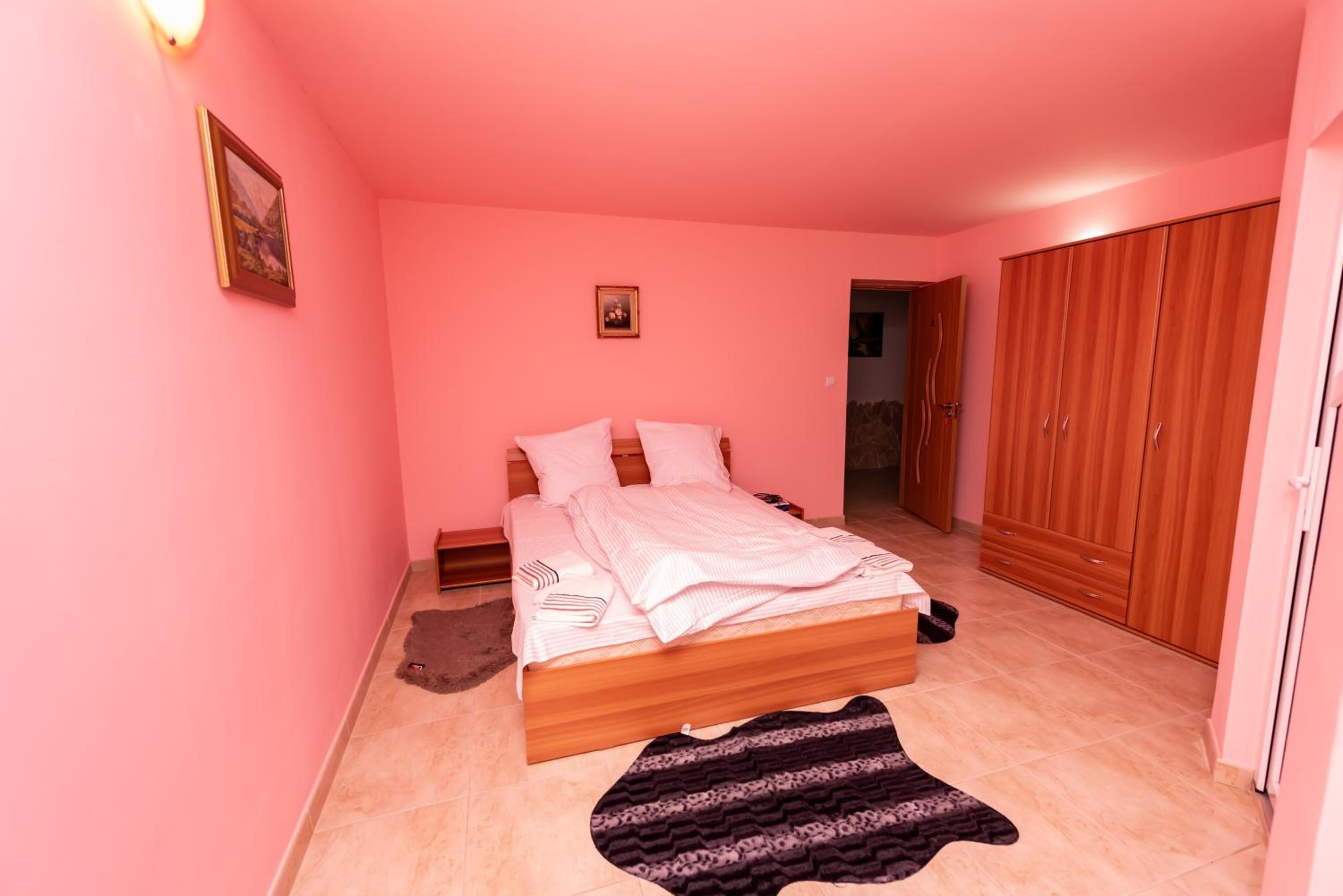 Double Room with Private Bathroom - Photo 10