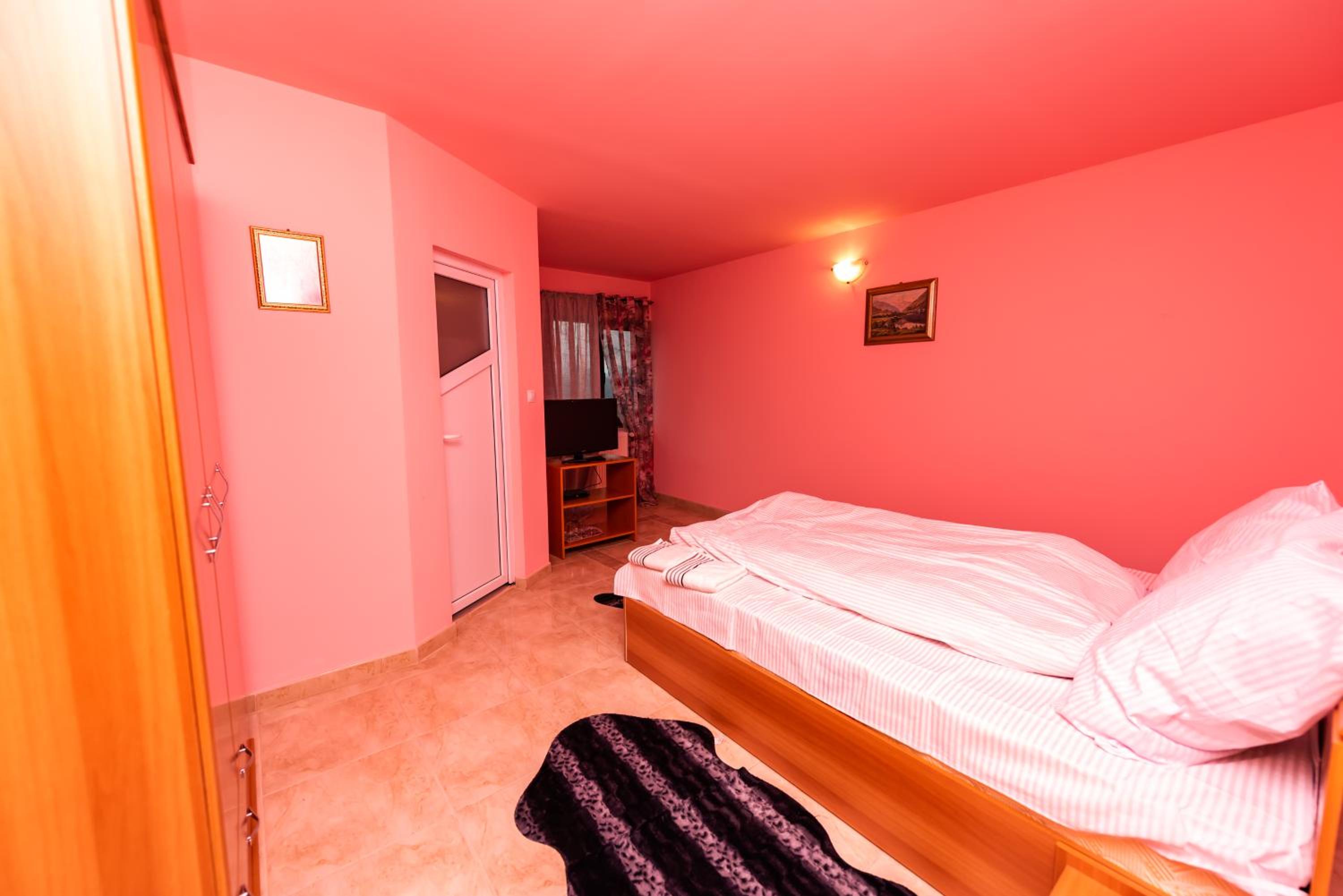 Double Room with Private Bathroom - Photo 11