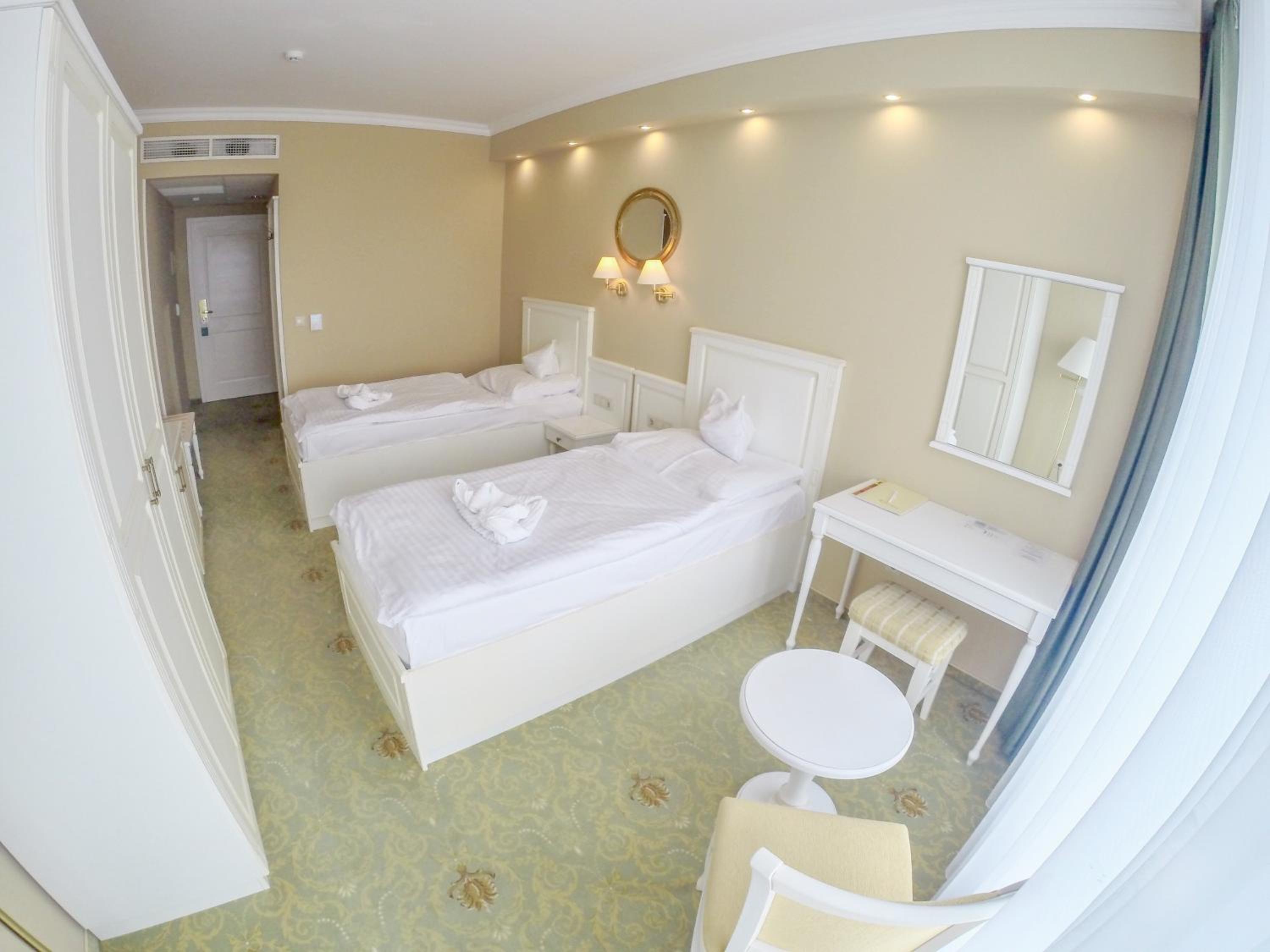 Twin Room with Balcony - Photo 3