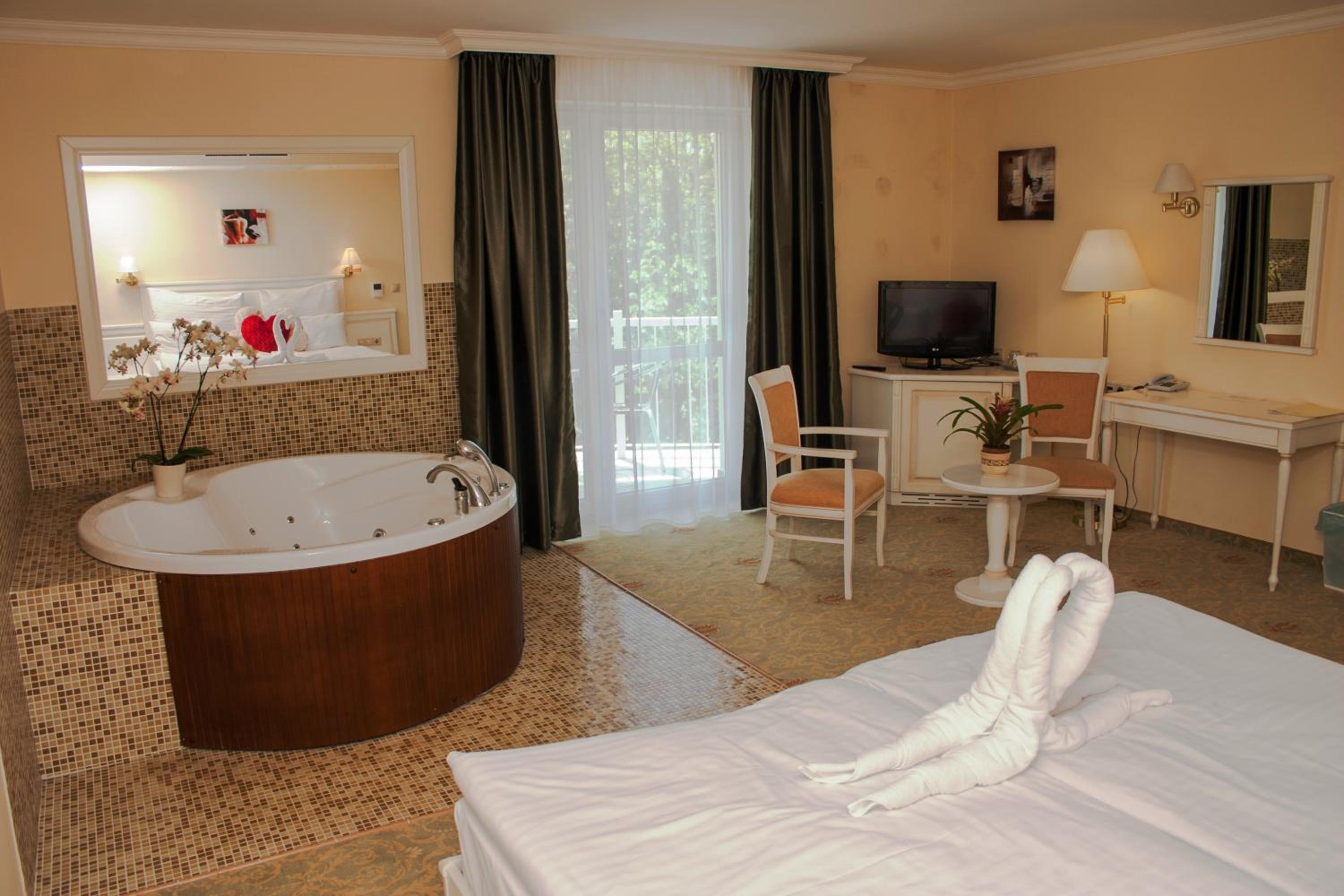Suite with Hot Tub - Photo 1