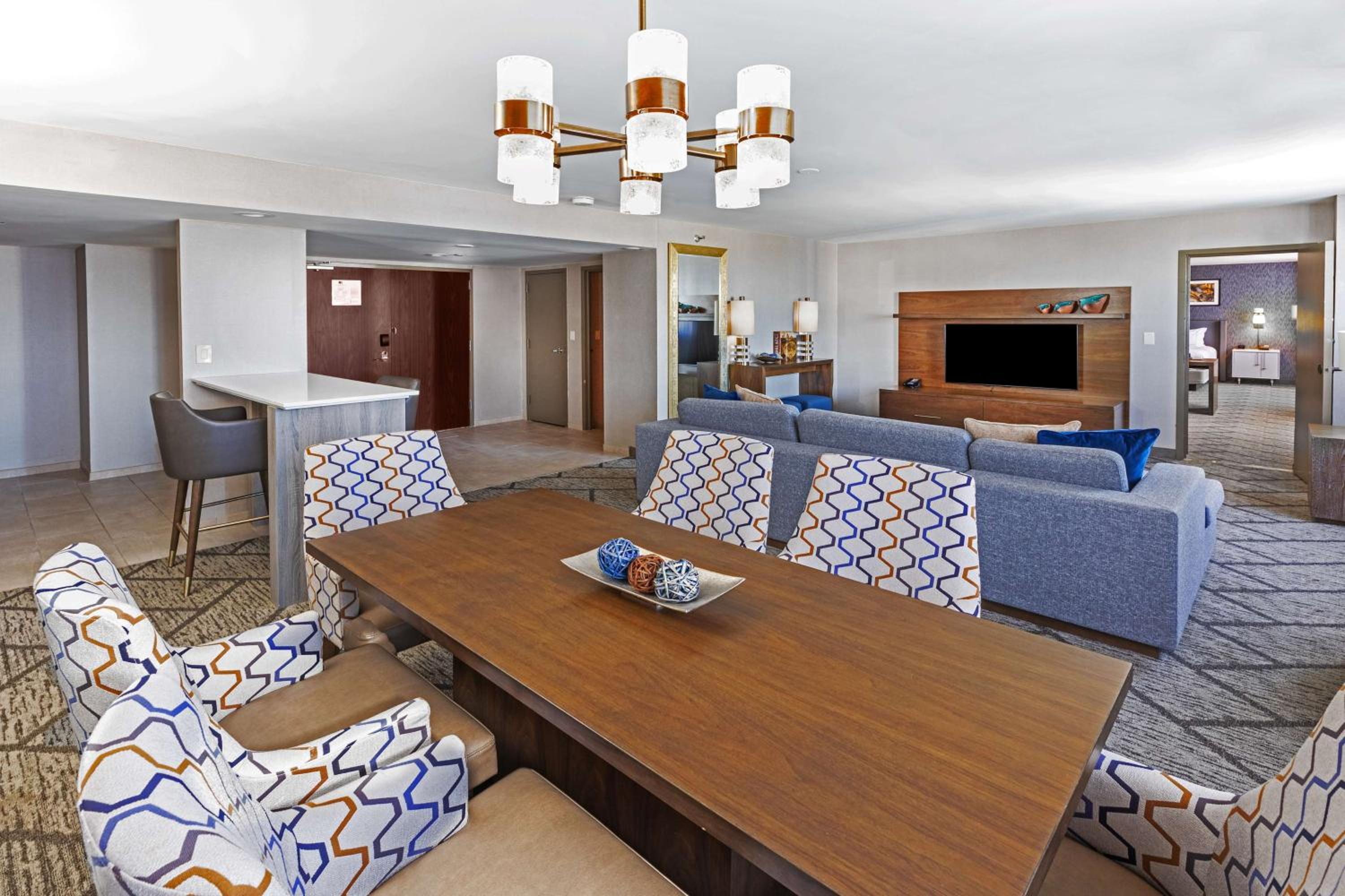 Deluxe King Suite