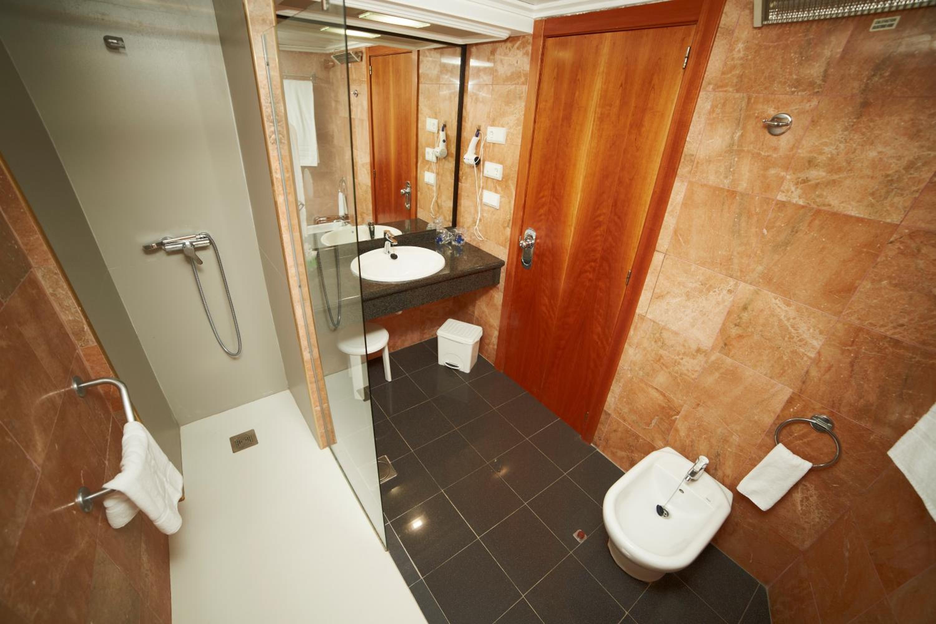 Habitación Familiar Superior (3 Adultos + 1 Niño)