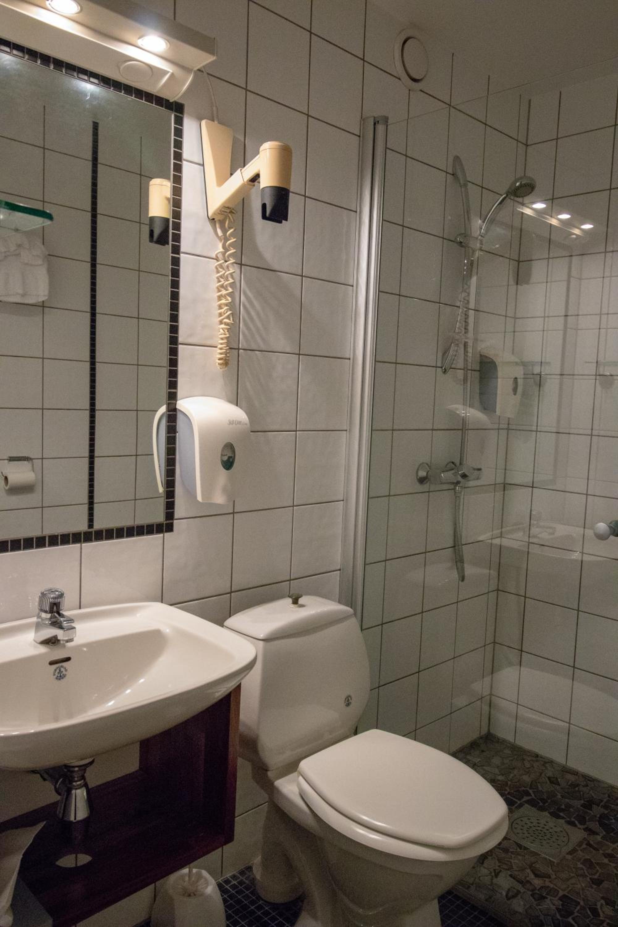 Standard Double Room - Photo 5