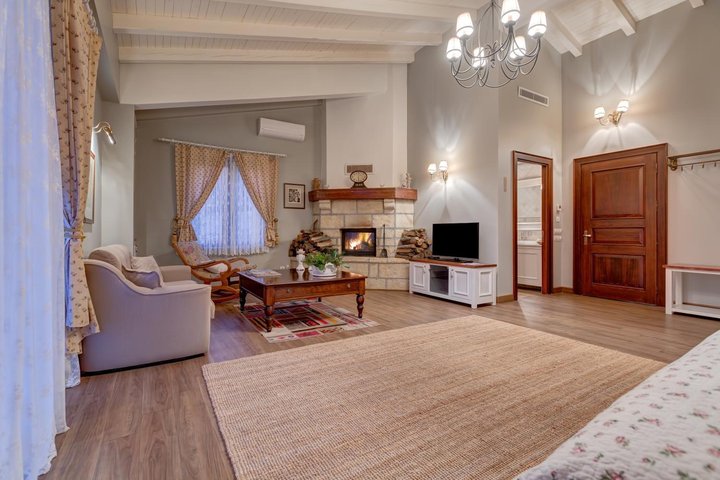 Suite with Fireplace & Forest View photo 2