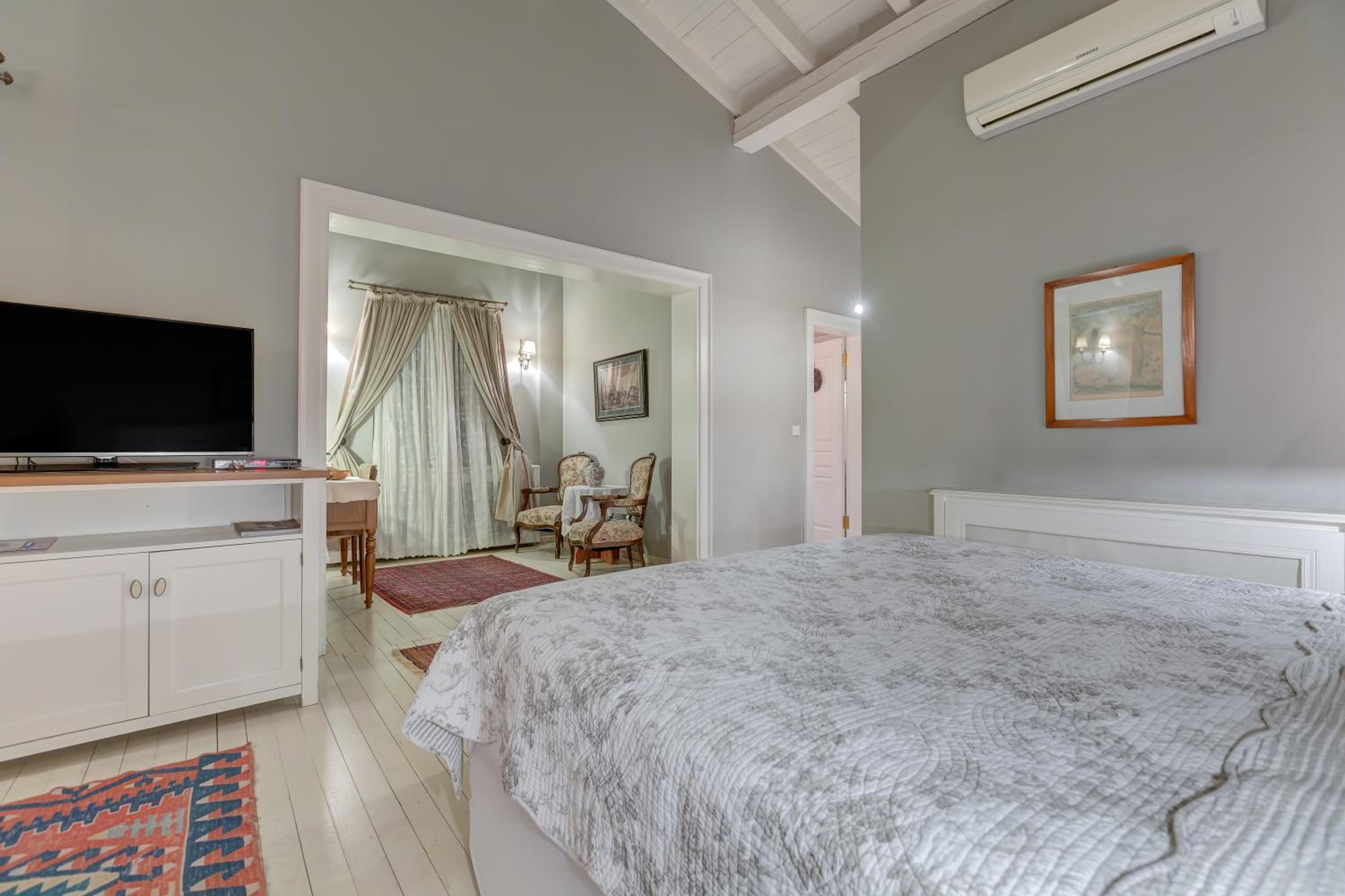 Honeymoon Suite photo 2
