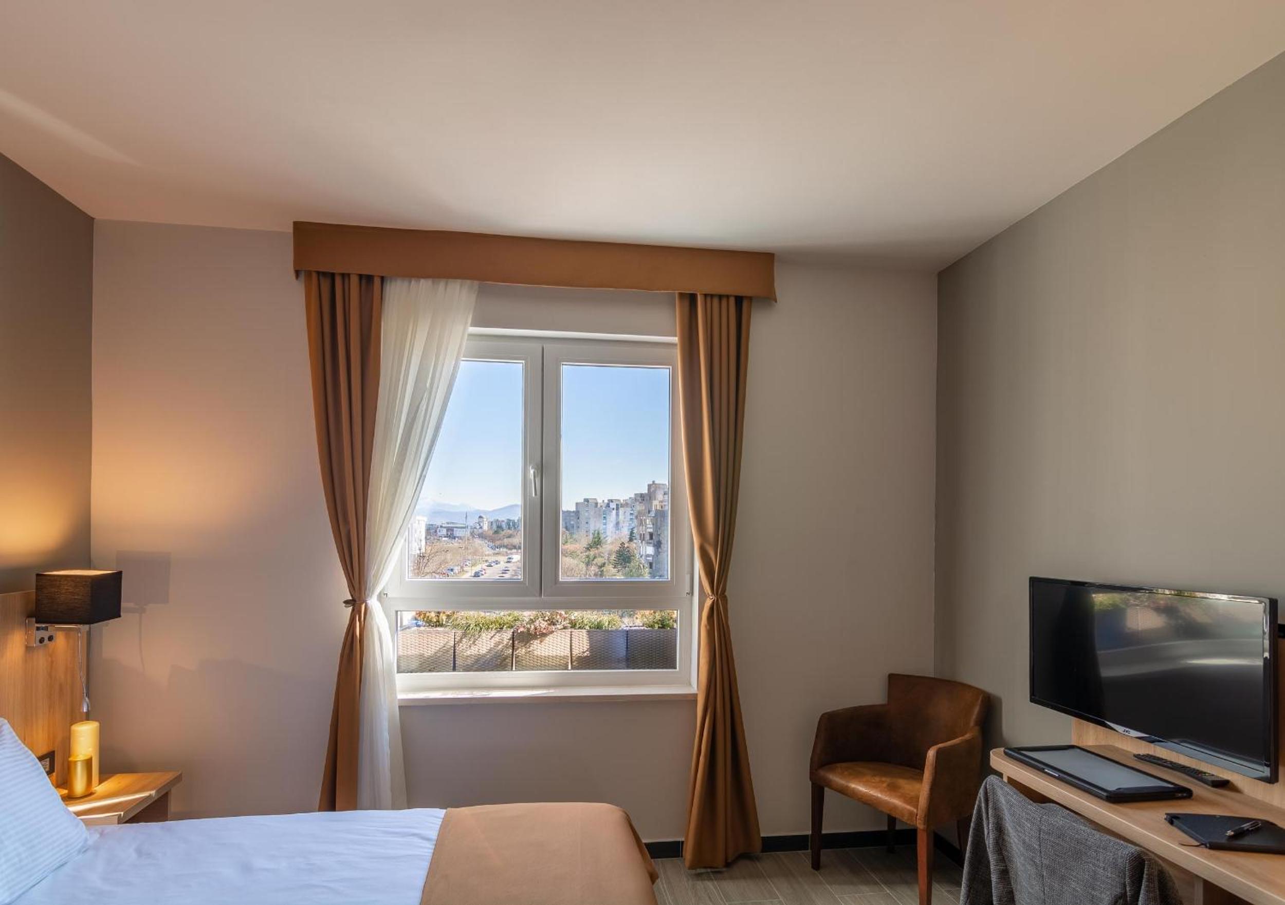Double or Twin Room with Private Bathroom - Photo 6