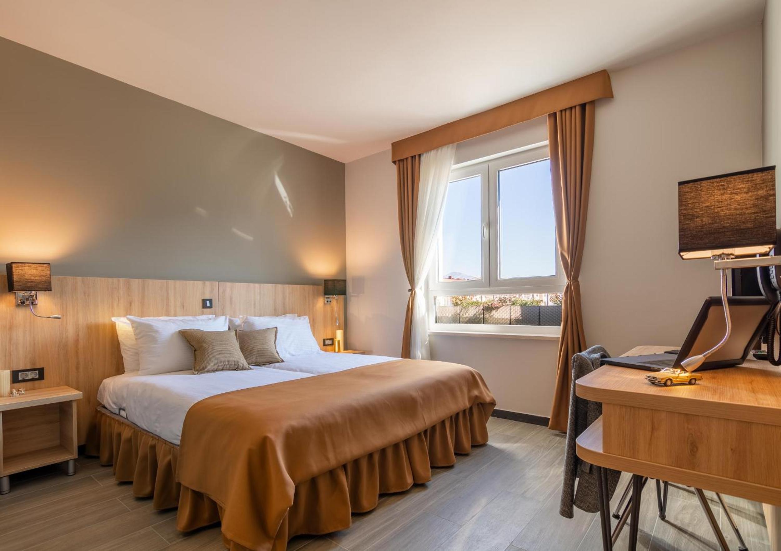 Double or Twin Room with Private Bathroom - Photo 1