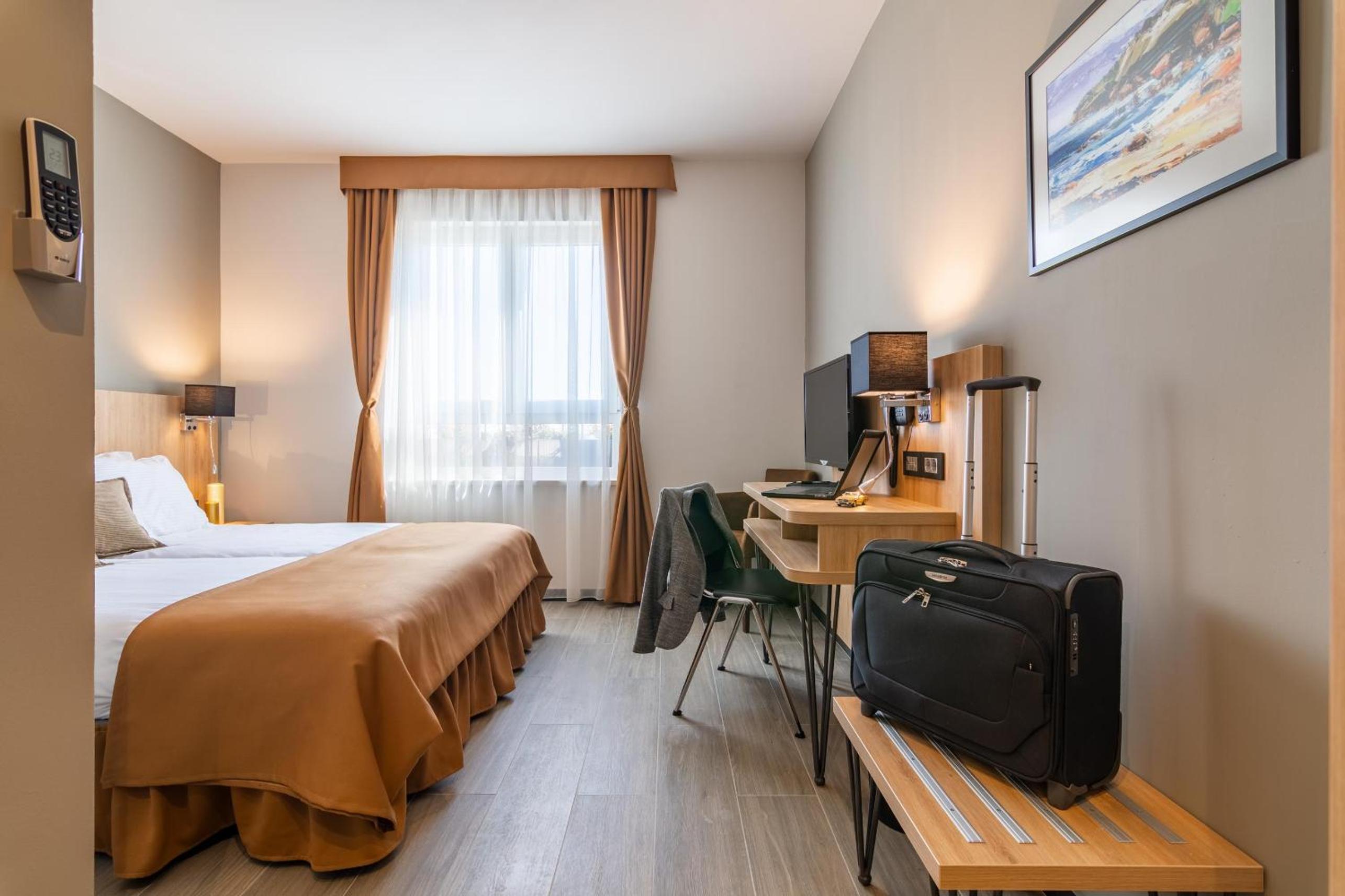 Double or Twin Room with Private Bathroom - Photo 5