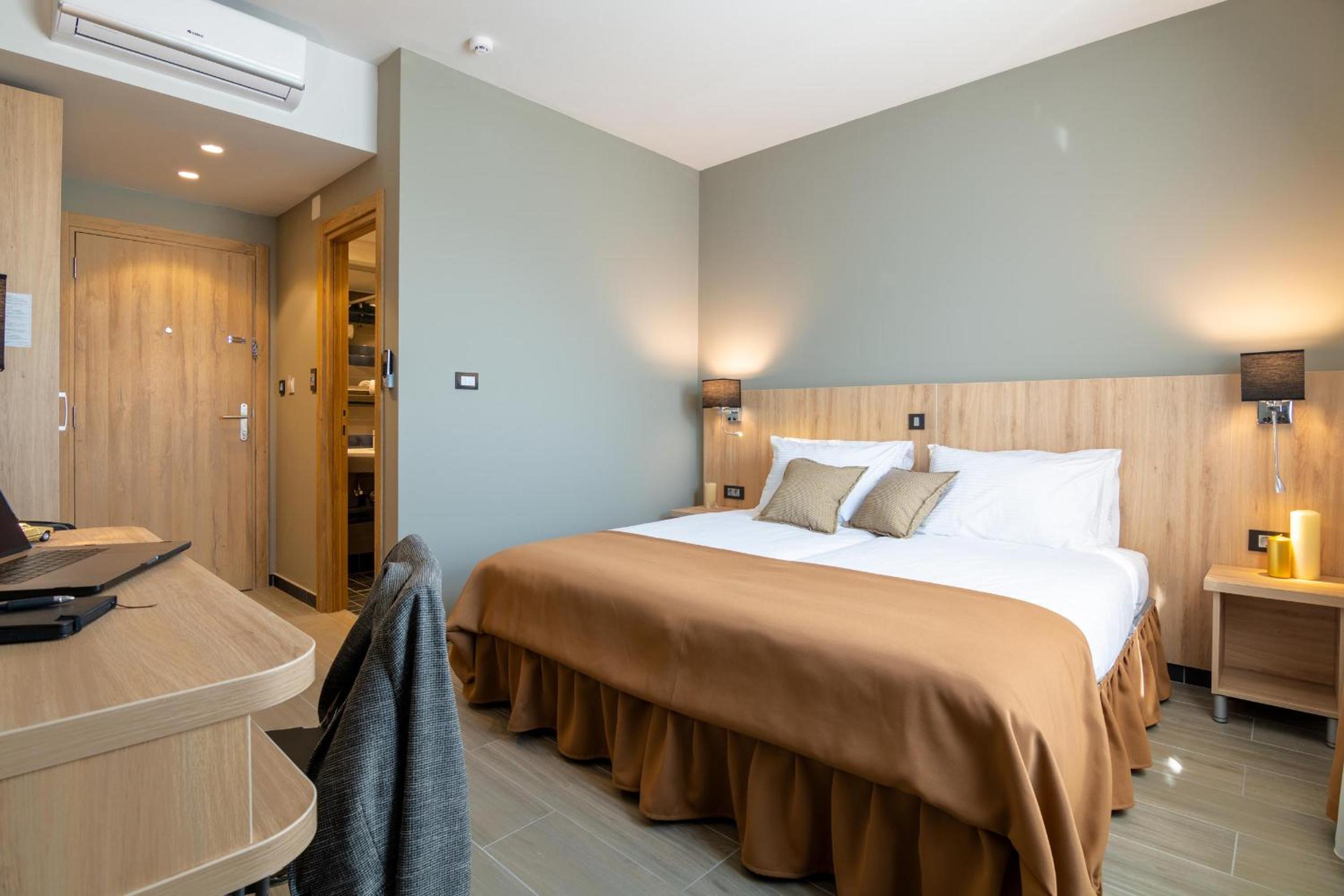 Double or Twin Room with Private Bathroom - Photo 4