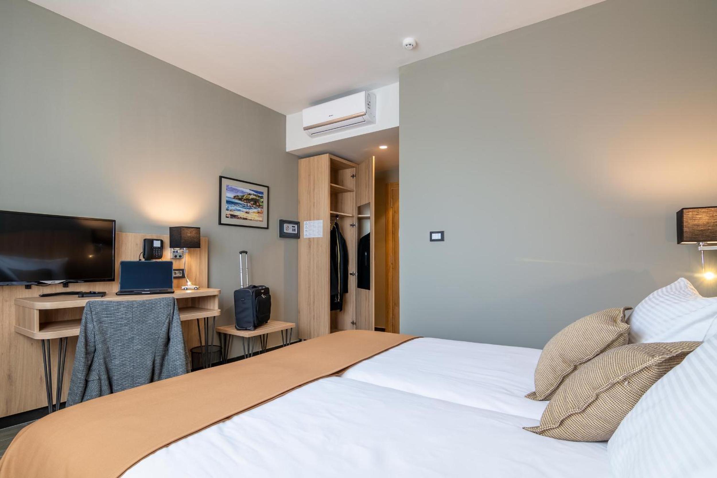 Double or Twin Room with Private Bathroom - Photo 7