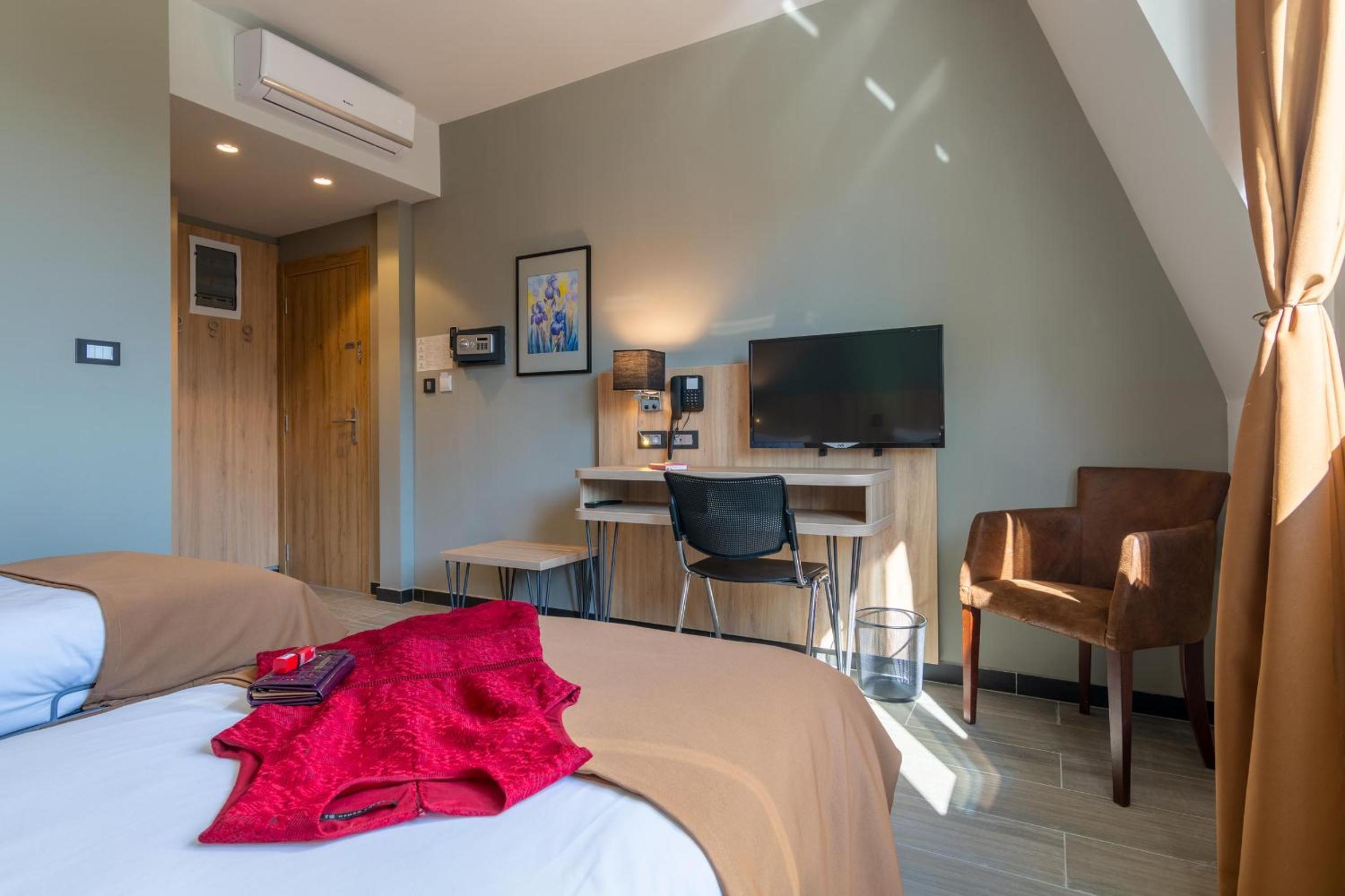 Double or Twin Room with Private Bathroom - Photo 8