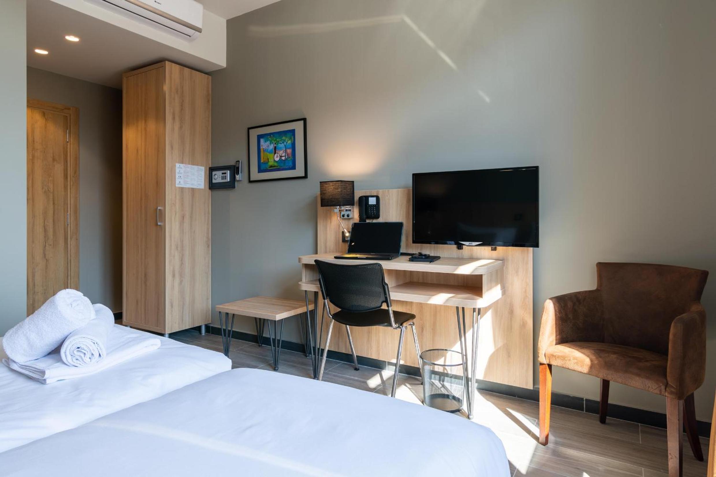 Double or Twin Room with Private Bathroom - Photo 10