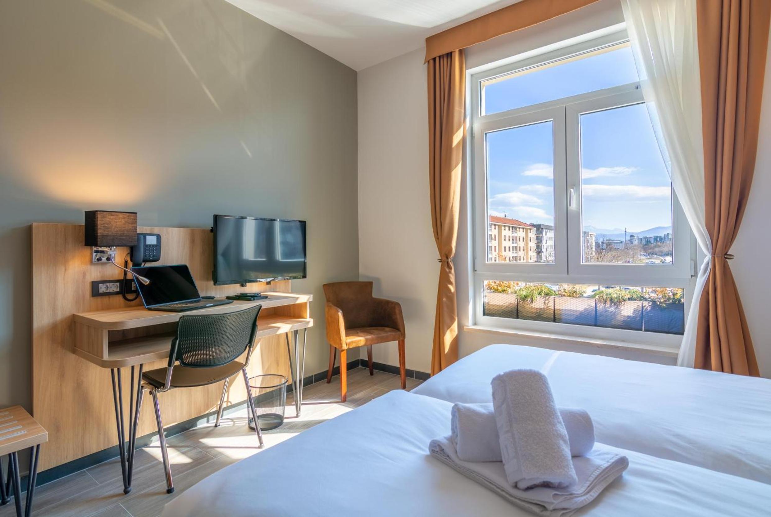 Double or Twin Room with Private Bathroom - Photo 2