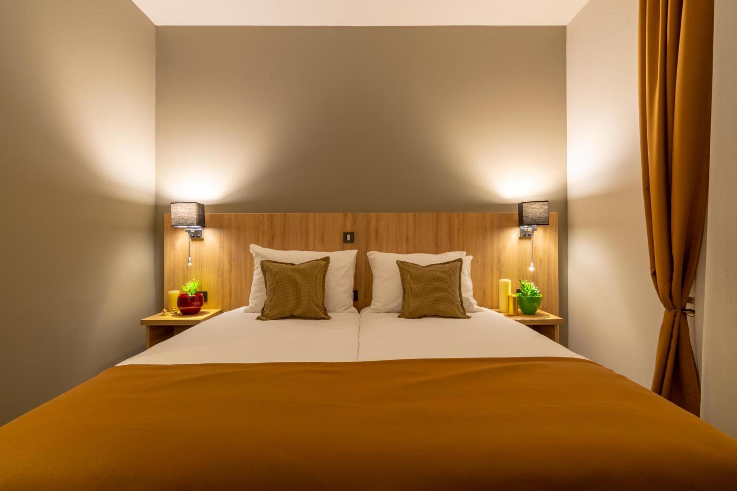 Double or Twin Room with Private Bathroom - Photo 11