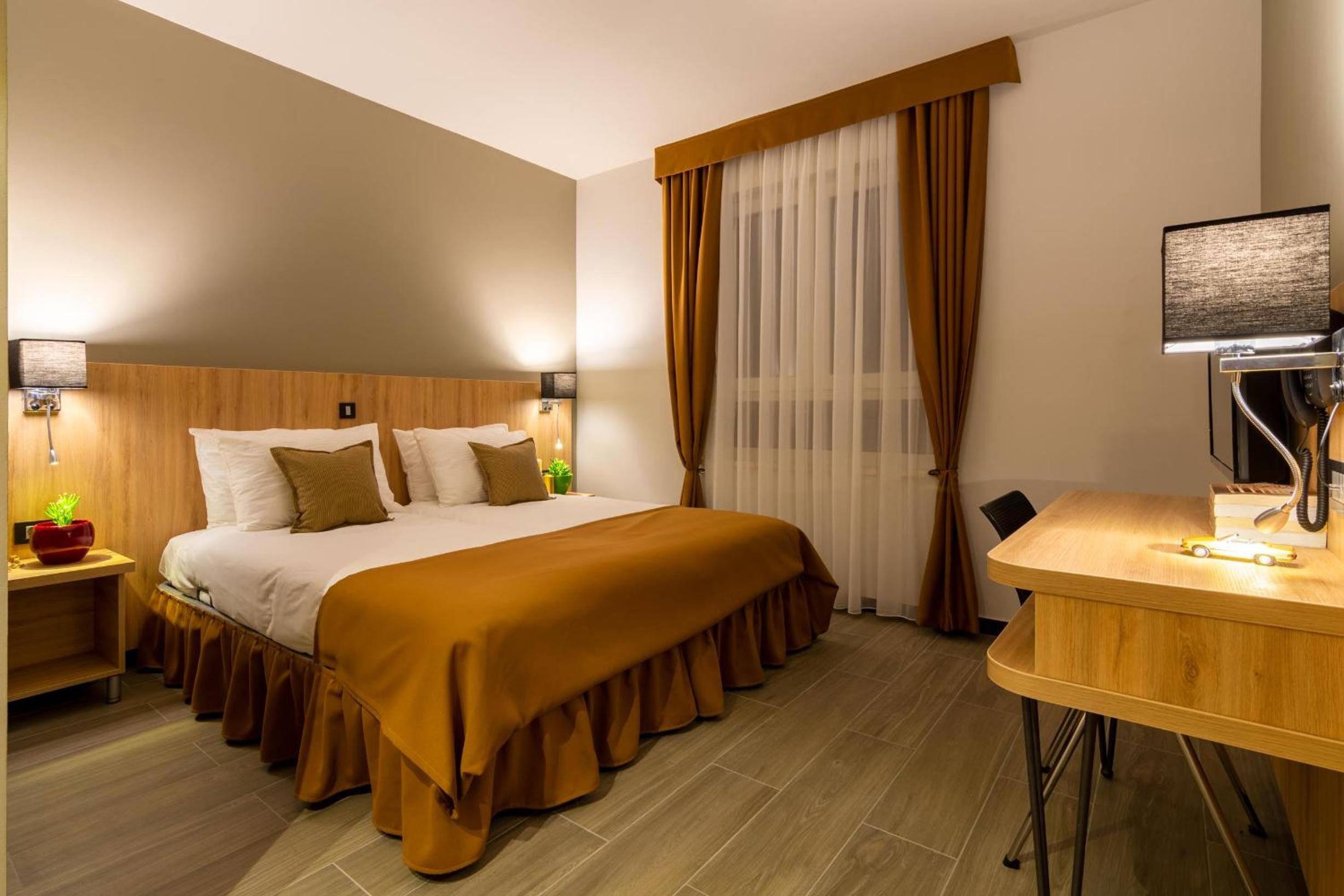 Double or Twin Room with Private Bathroom - Photo 12