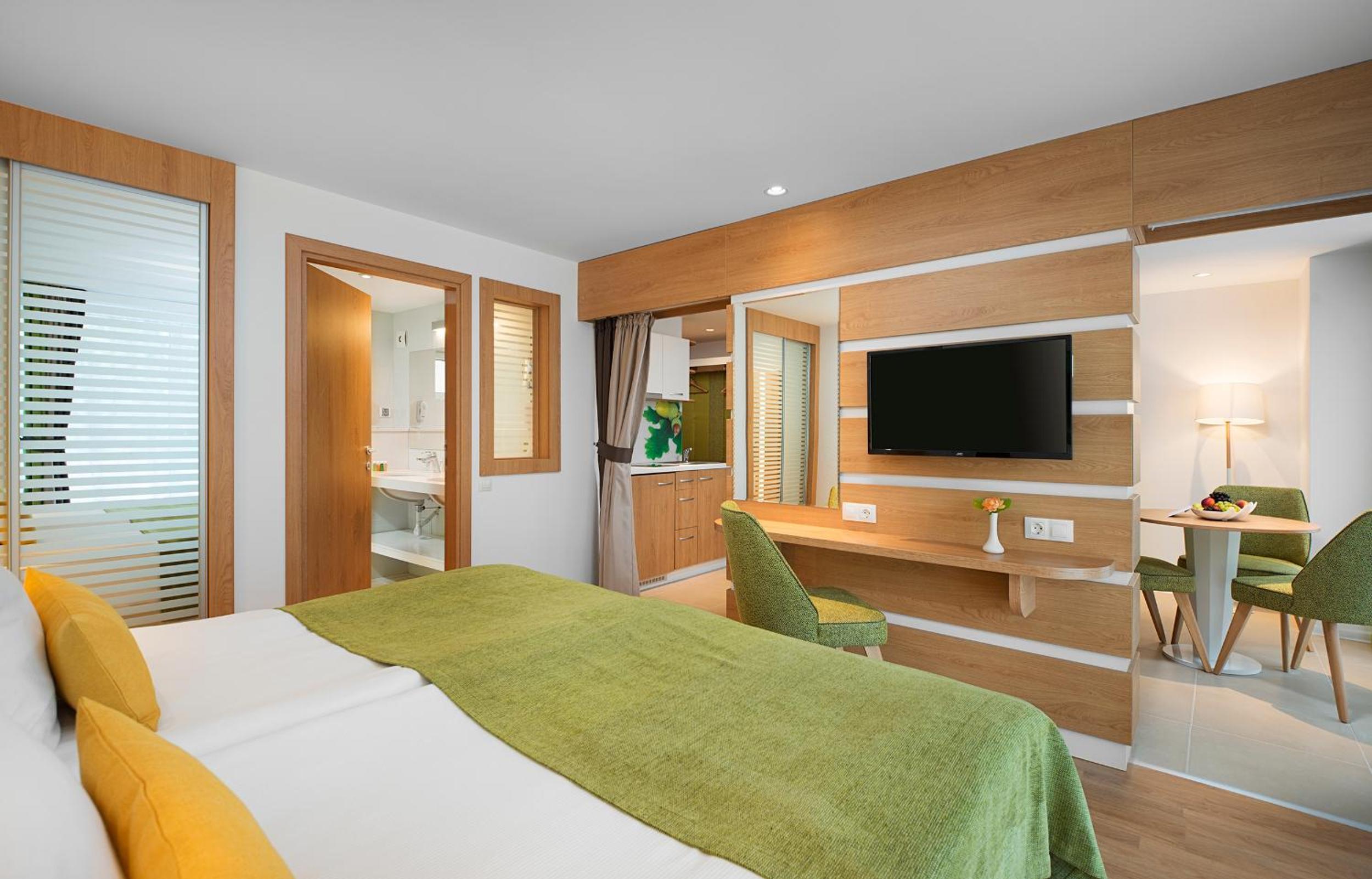 Standard Studio with Balcony ( 2 Adults + 2 Children) - Free Parking photo 3