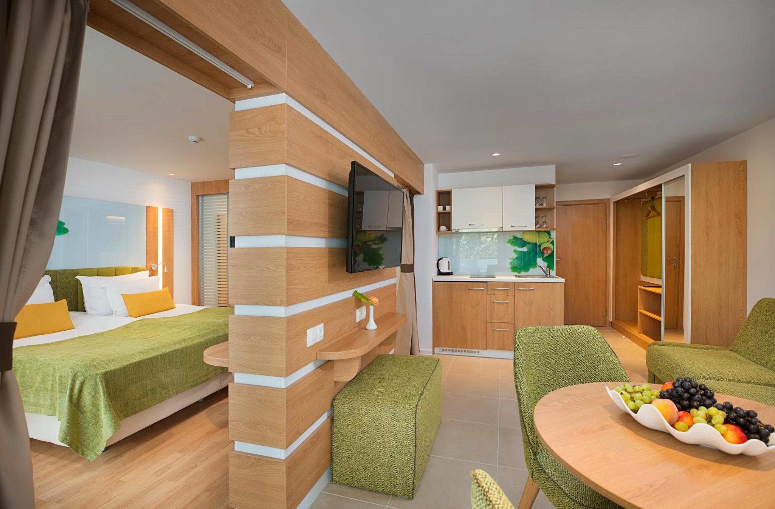 Standard Studio with Balcony ( 2 Adults + 2 Children) - Free Parking photo 1