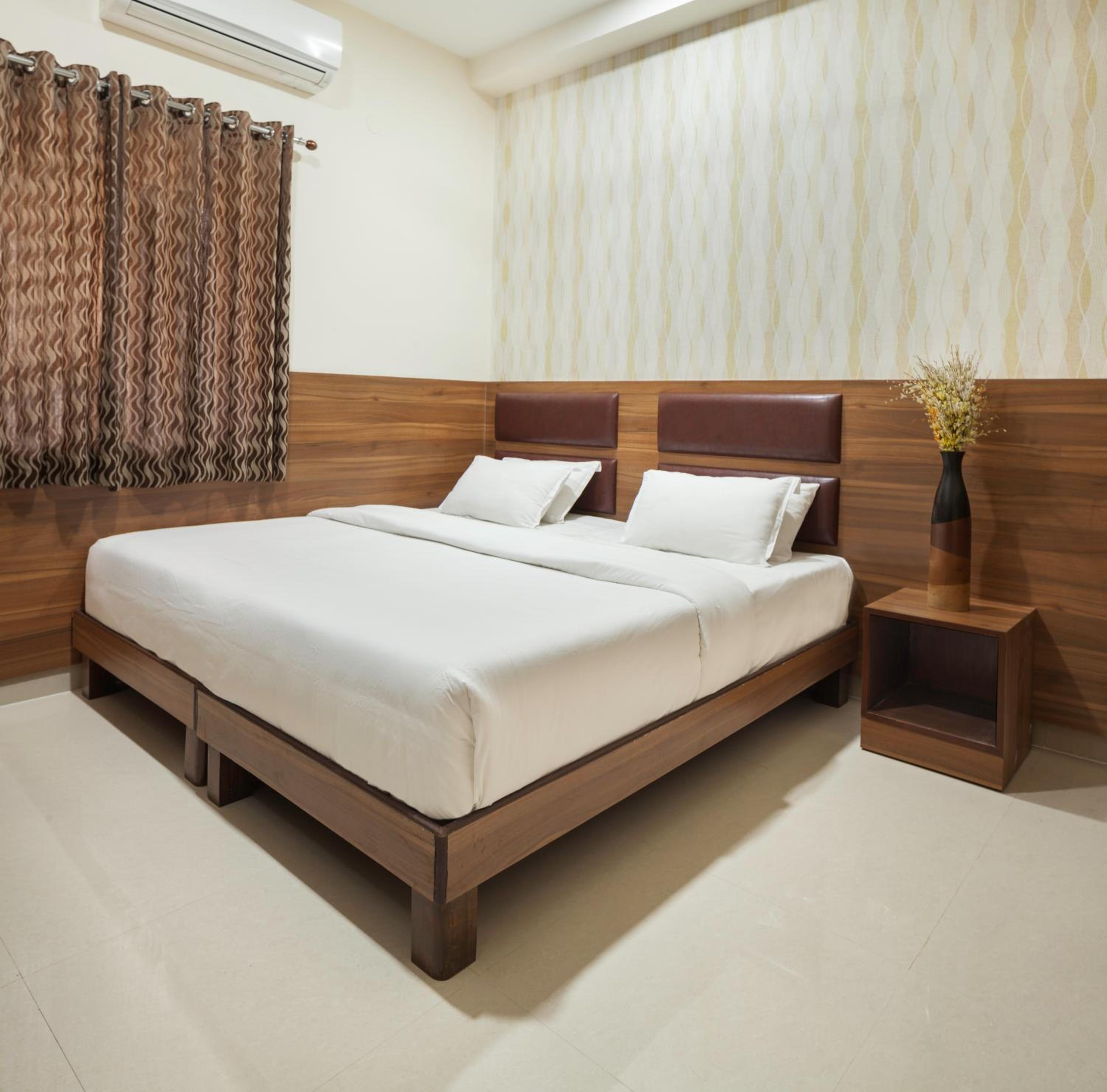 Double Compact A/C Room - Photo 3