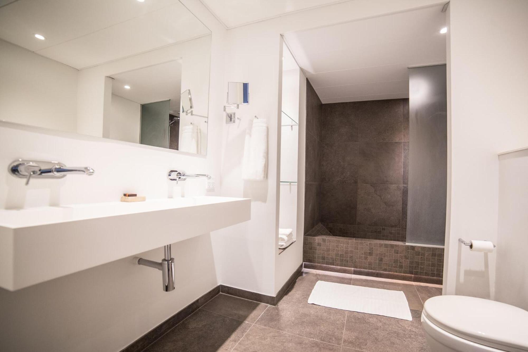 Suite - Photo 10