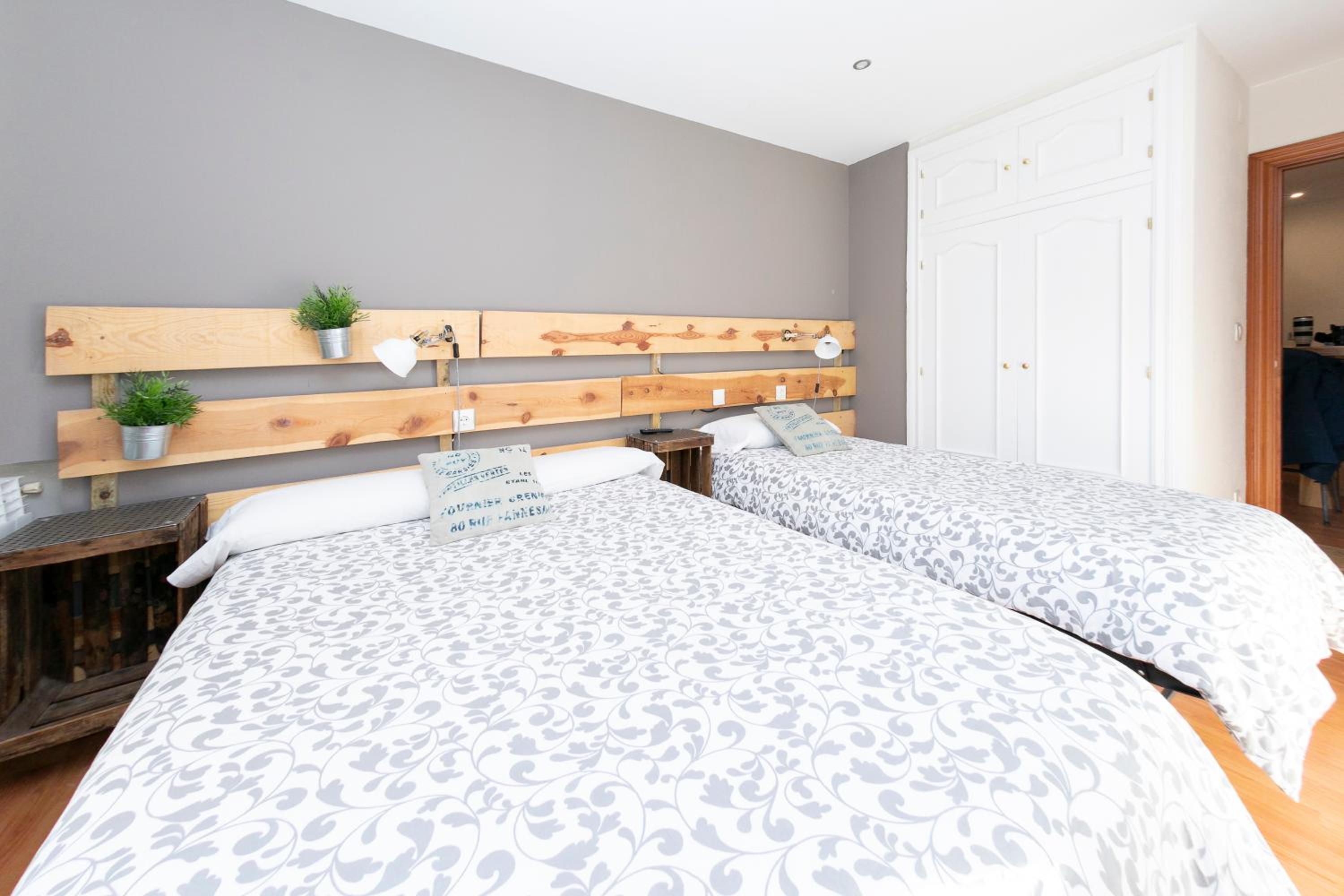 Five-Bedroom House - Photo 32