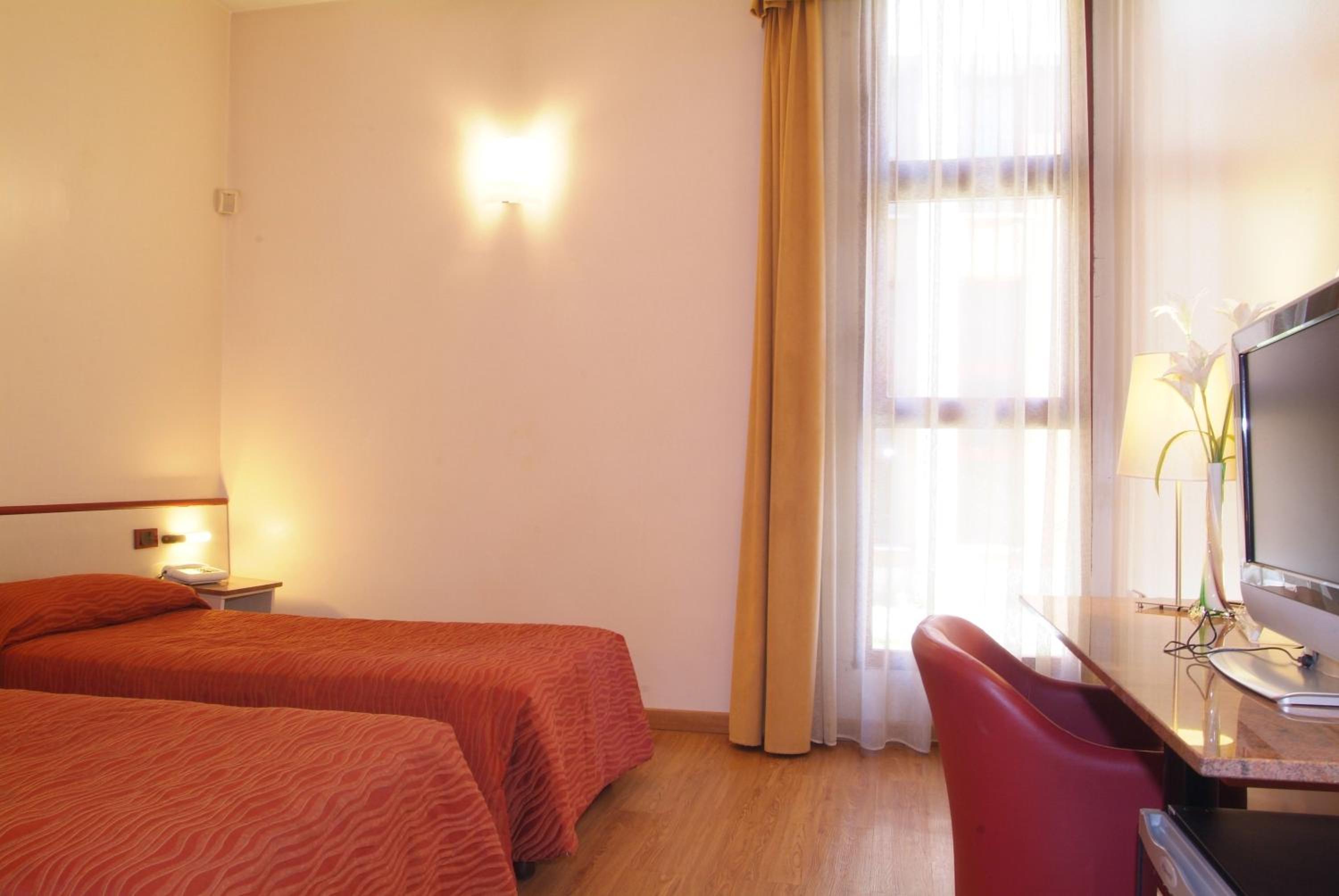 Twin Room - Photo 2
