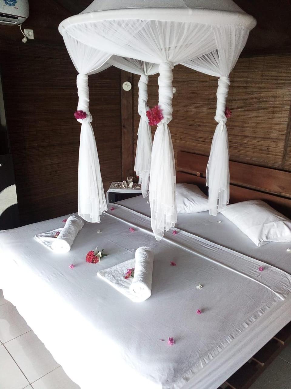 One-Bedroom Bungalow with Sea View - Photo 1