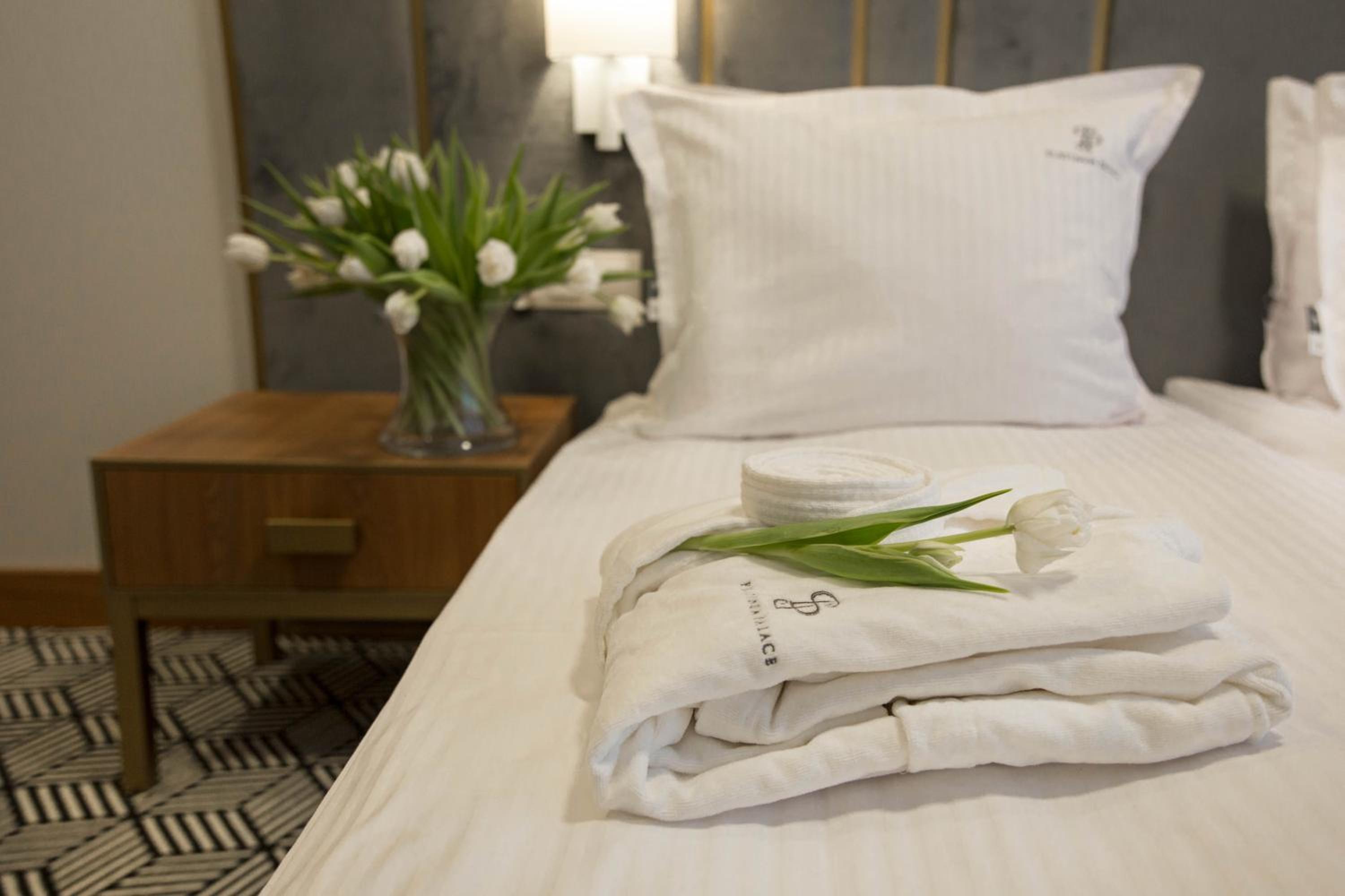 Deluxe Double Room - Photo 11