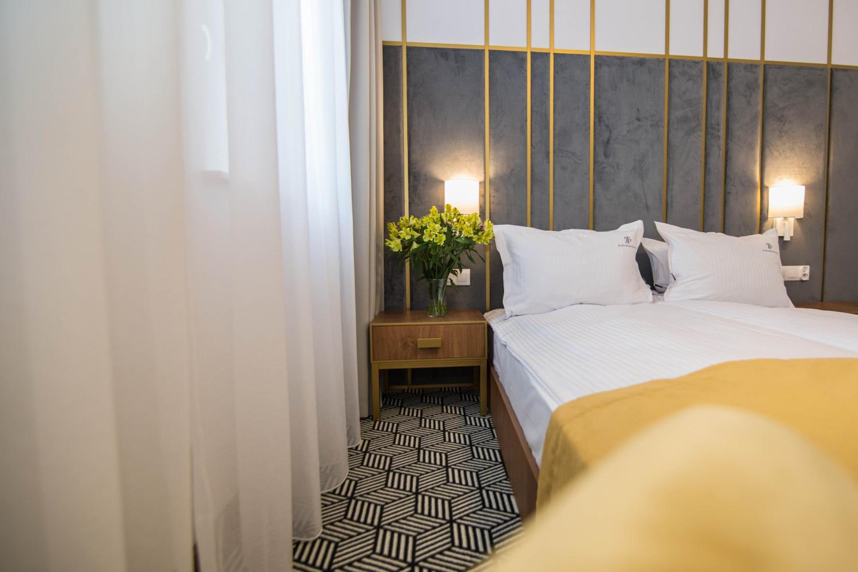 Standard Double Room - Photo 8
