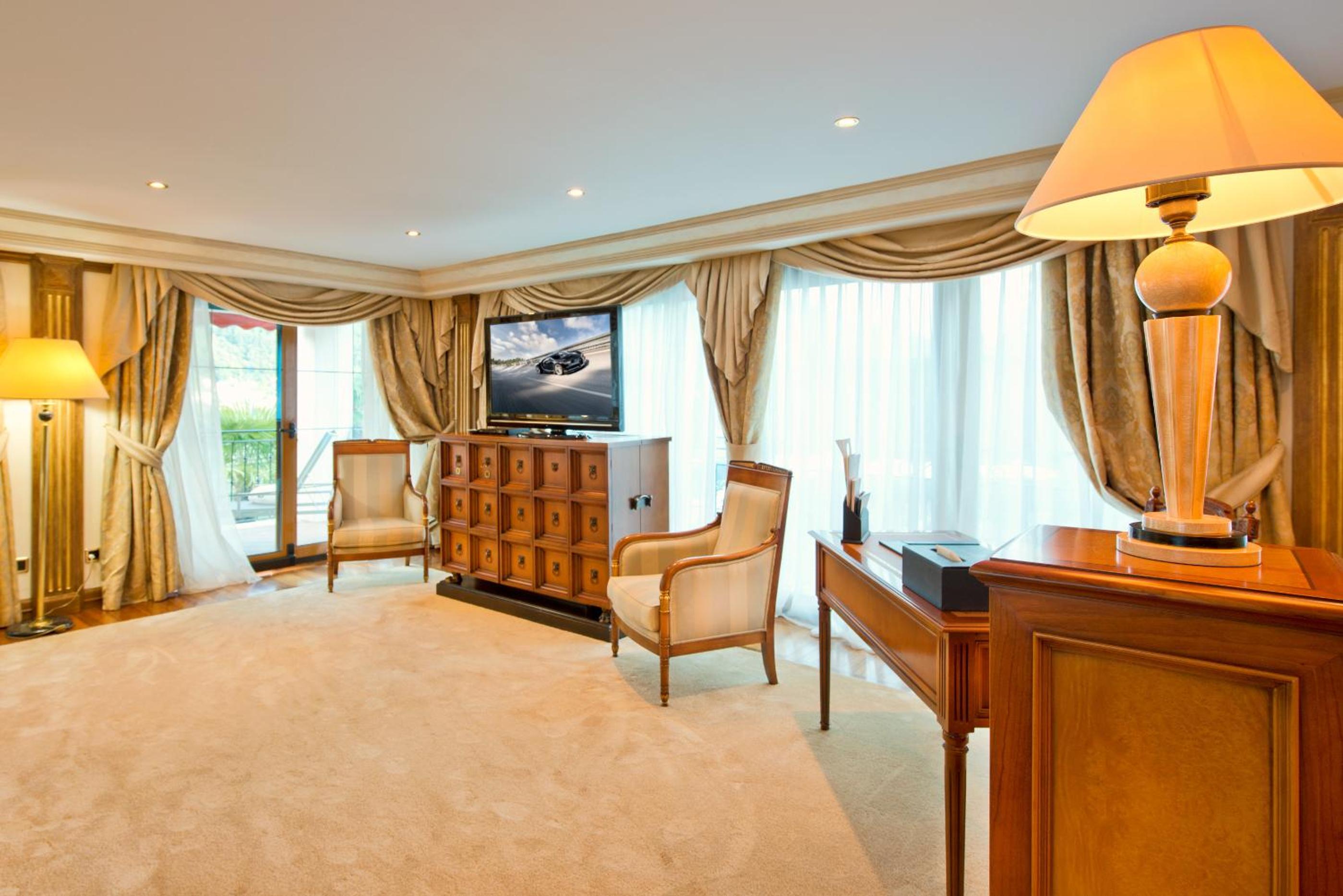 Presidential Suite with Lake View photo 3