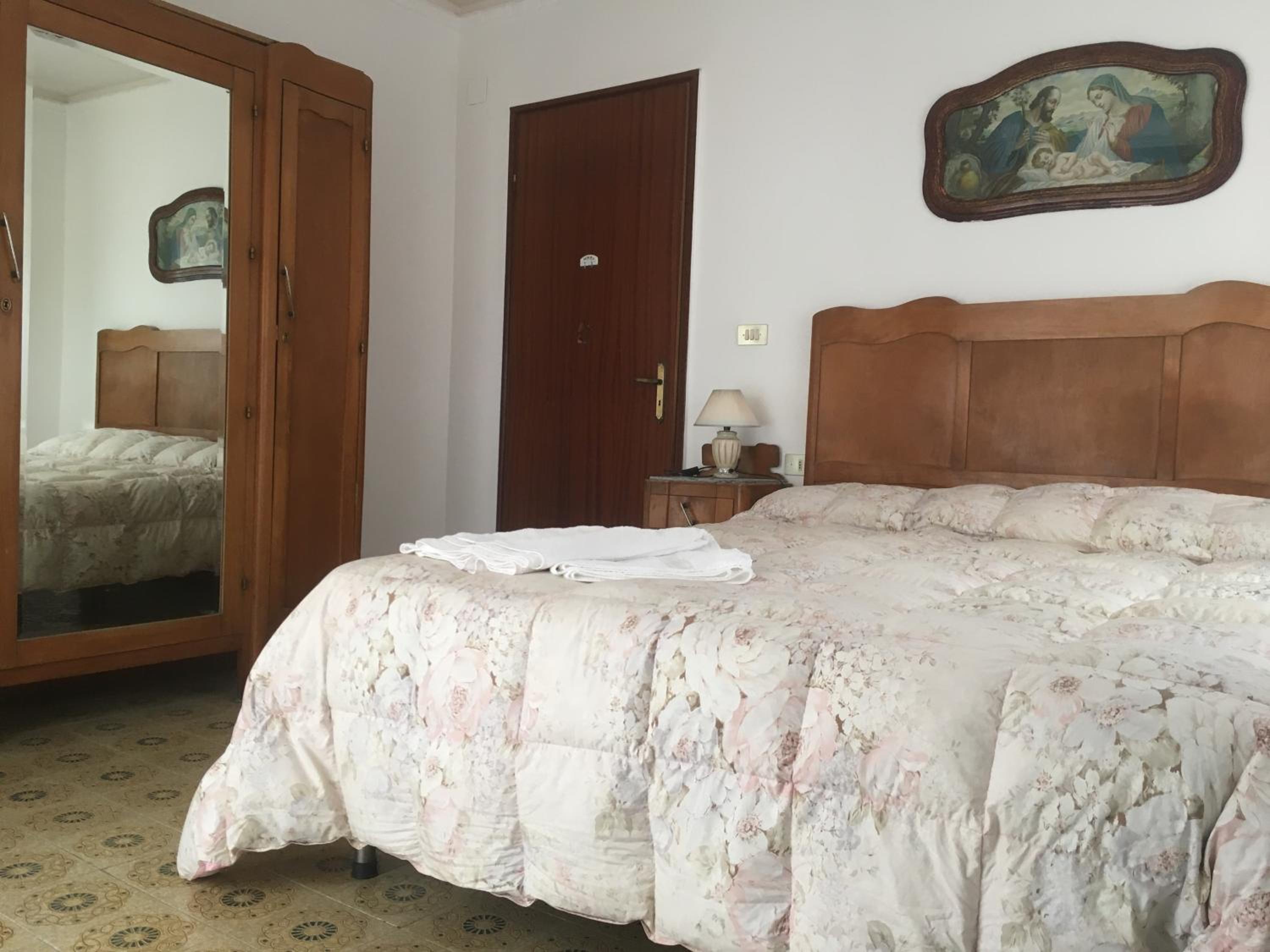 Double Room - Photo 8
