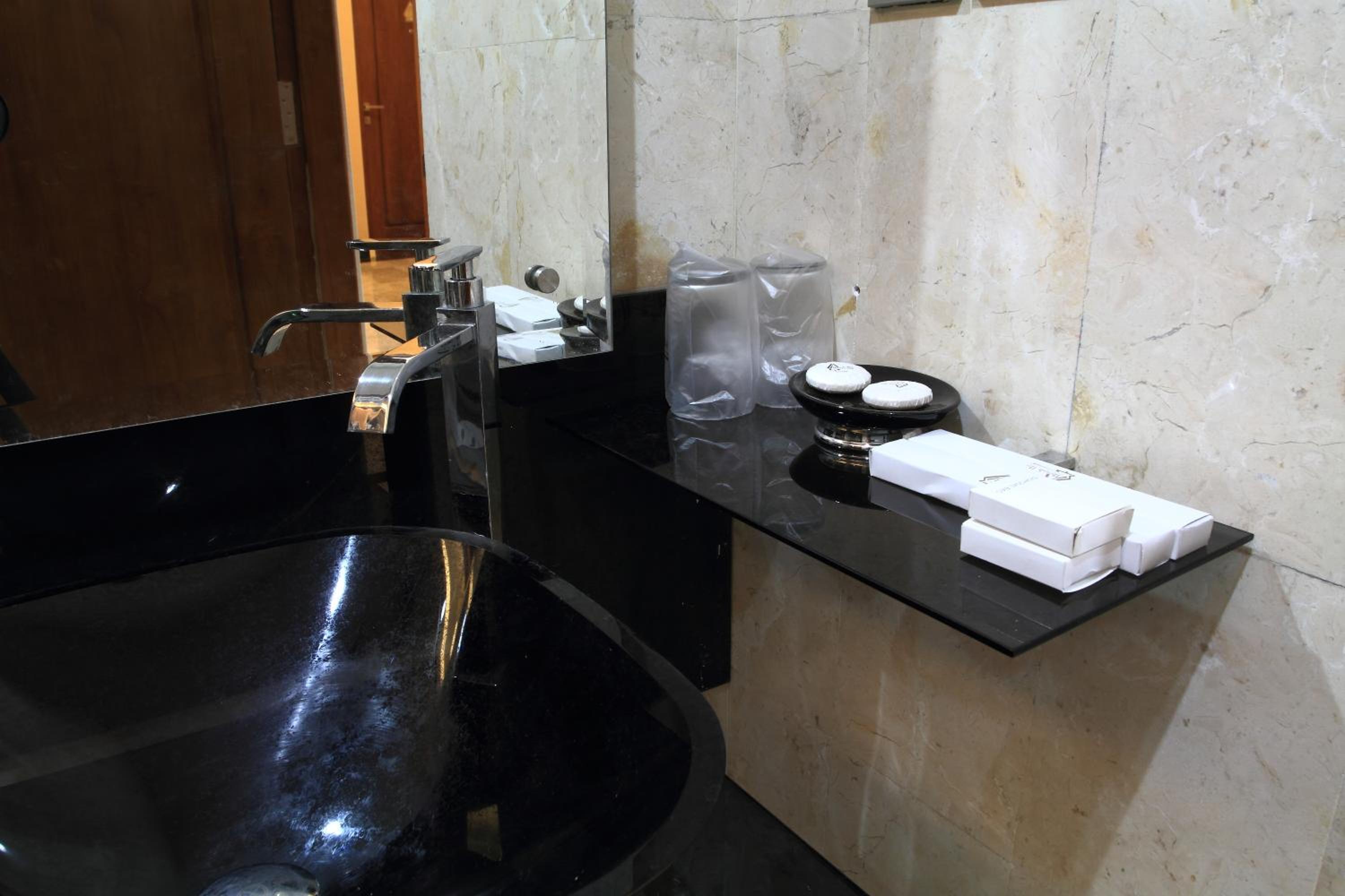 Deluxe King Room - Photo 2