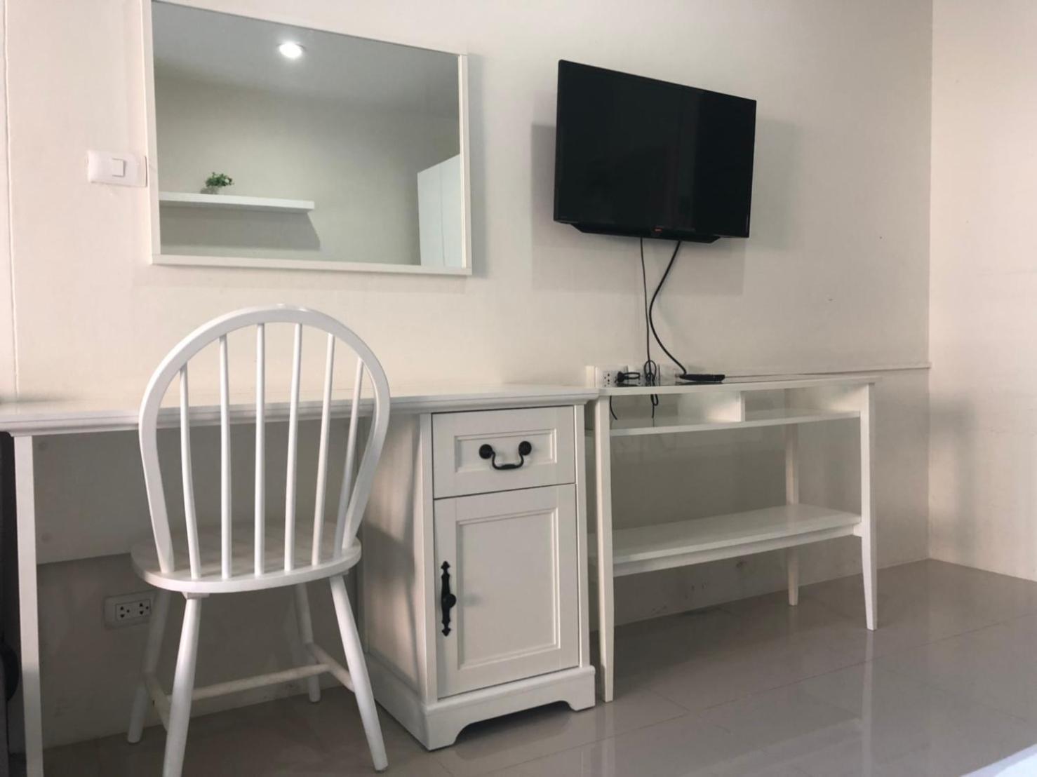 King Room with Balcony - Photo 4