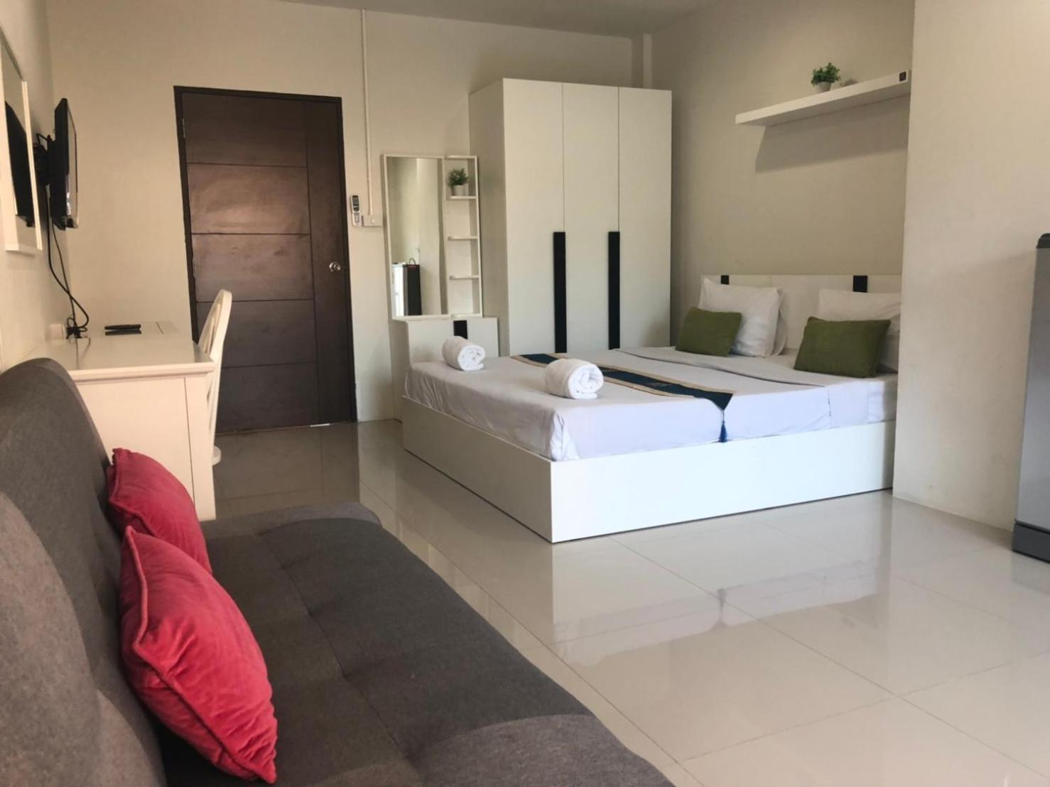 King Room with Balcony - Photo 6