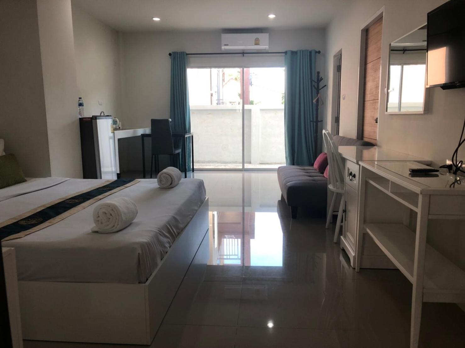 King Room with Balcony - Photo 9
