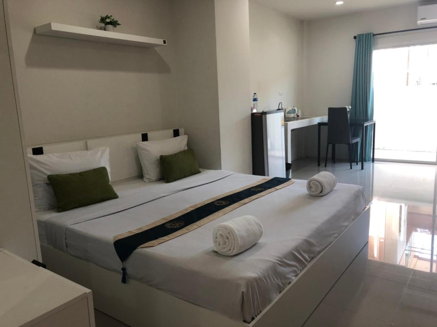King Room with Balcony - Photo 10