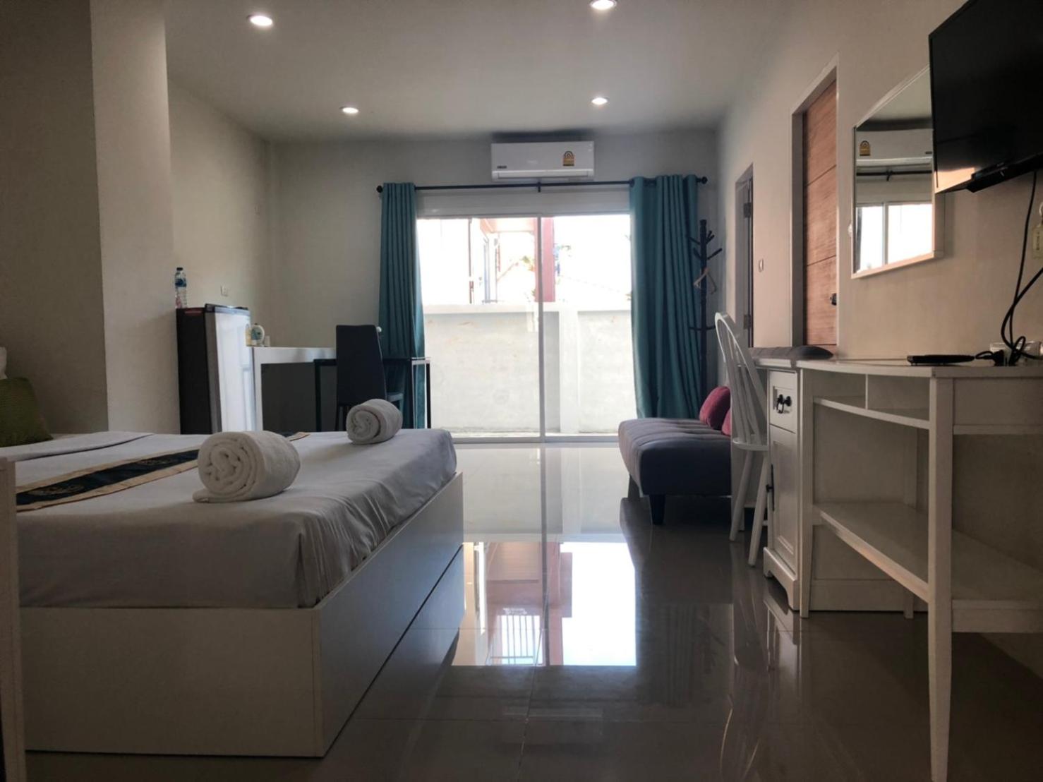 King Room with Balcony - Photo 11