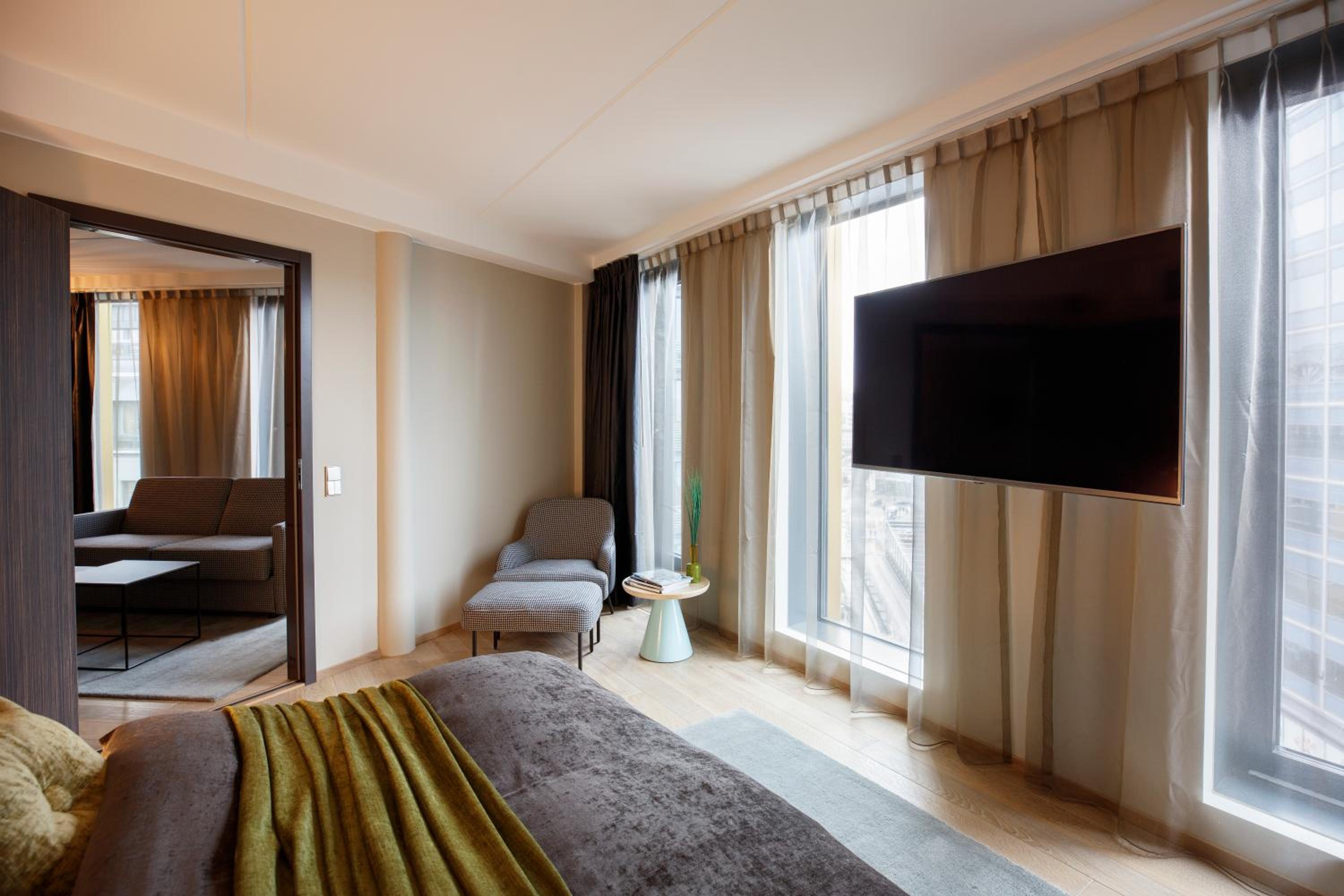 One-Bedroom Suite thumbnail 5