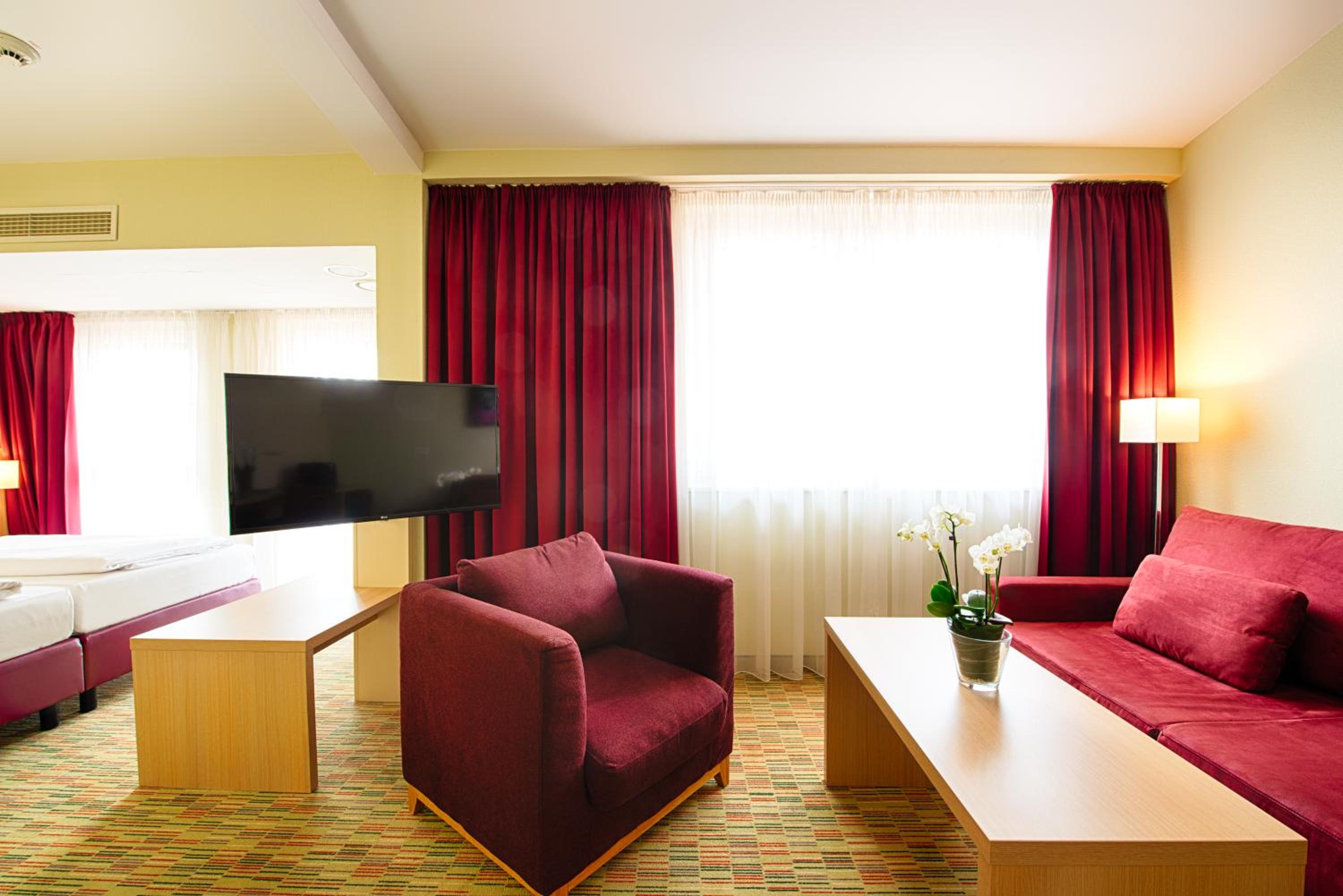 Suite - Photo 3