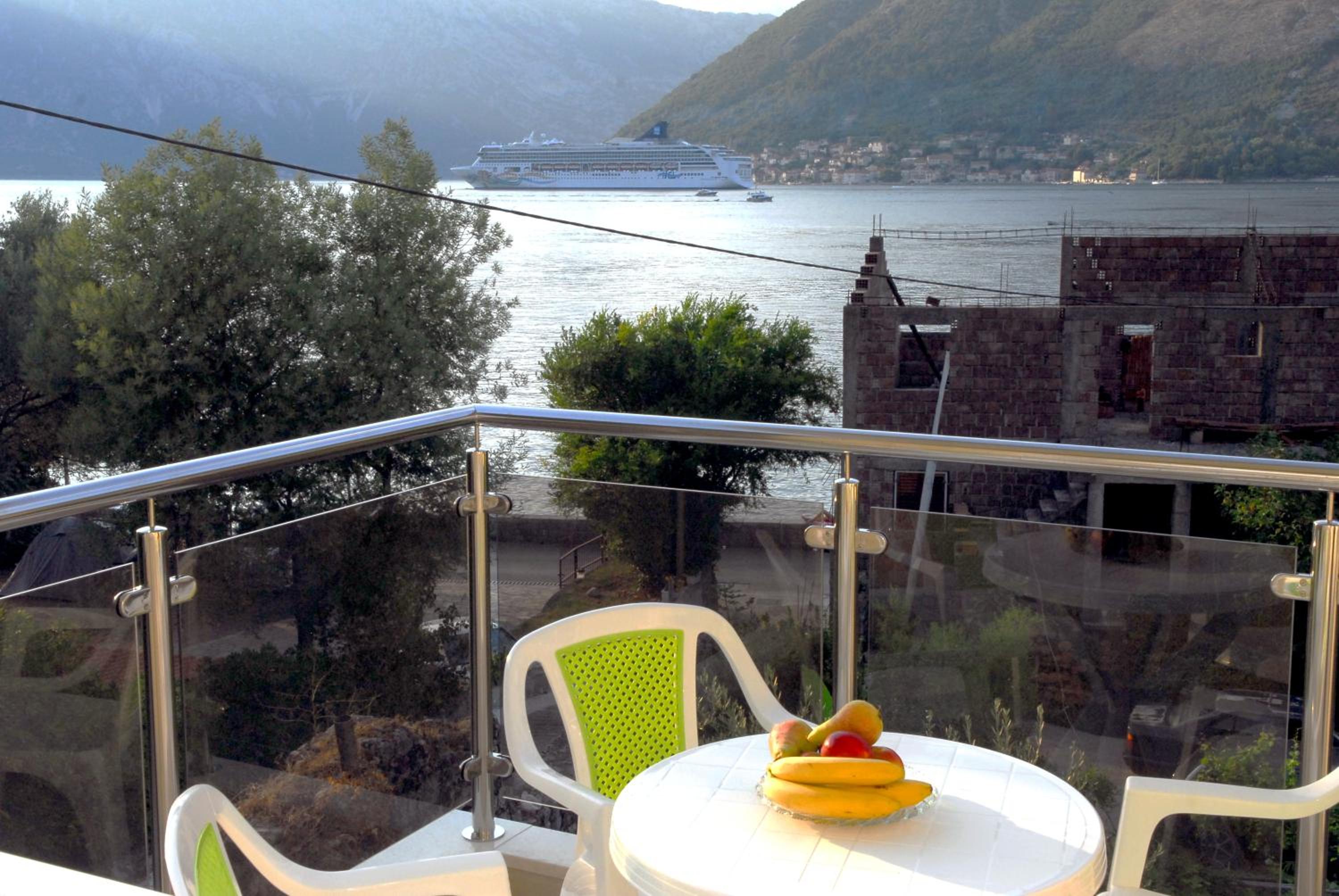 One-Bedroom Apartment with Bay View photo 2