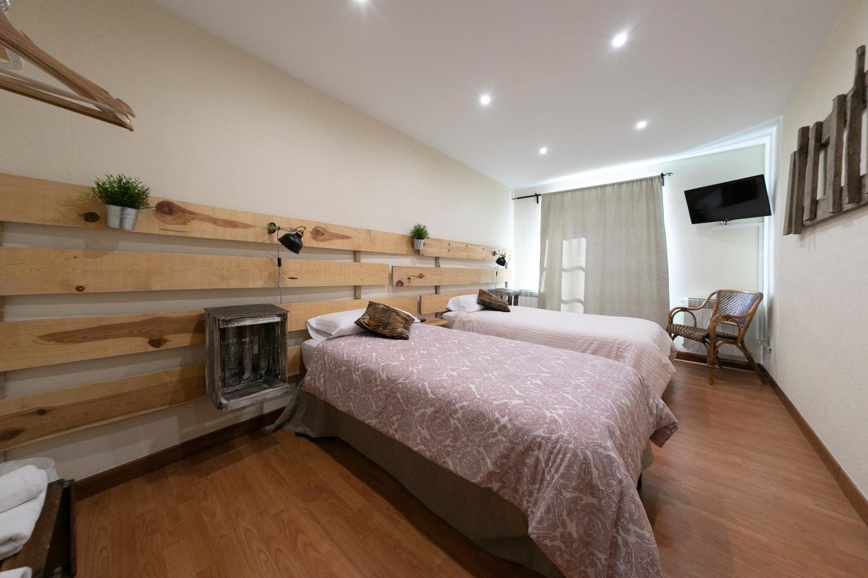 Five-Bedroom House - Photo 35