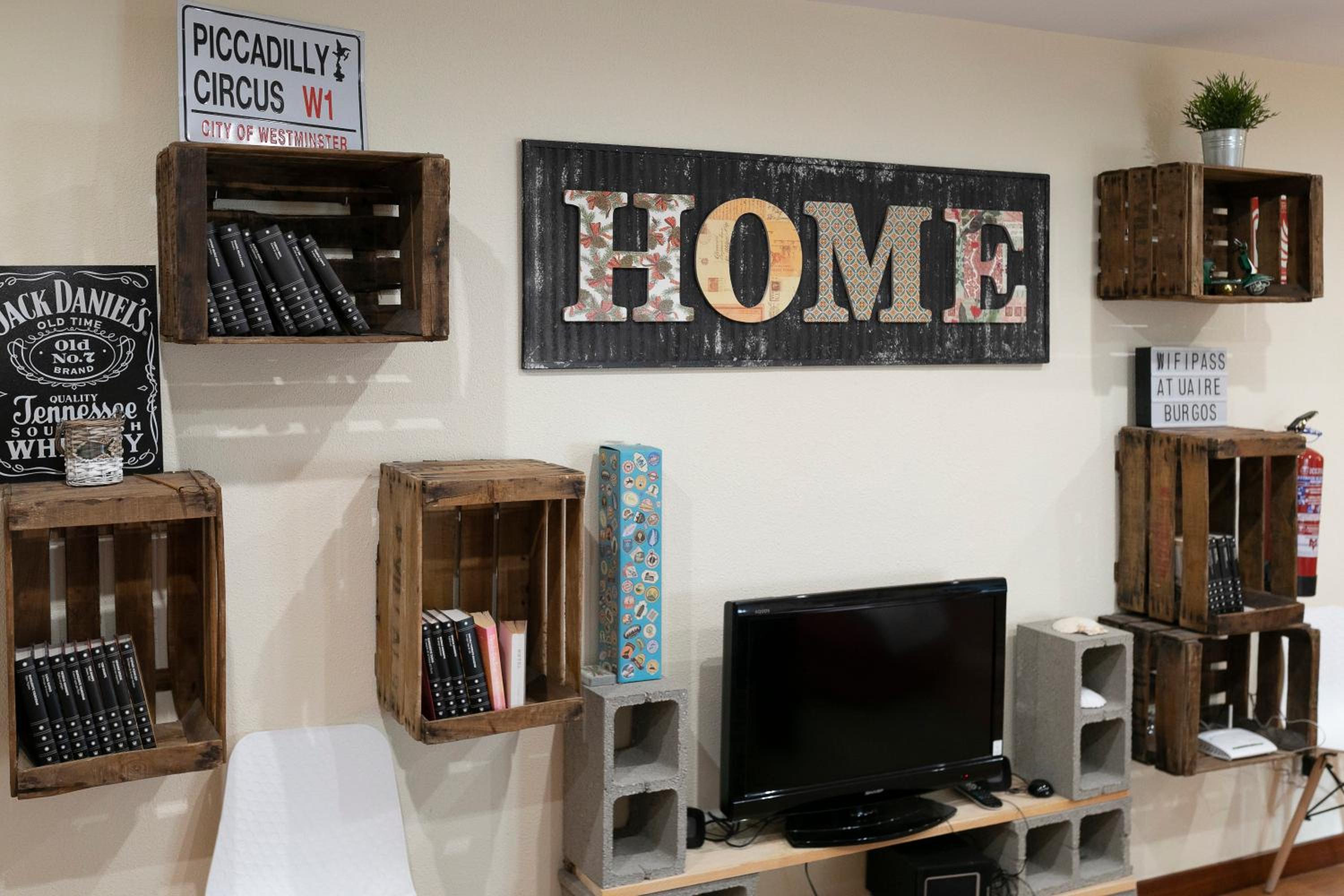 Five-Bedroom House - Photo 30