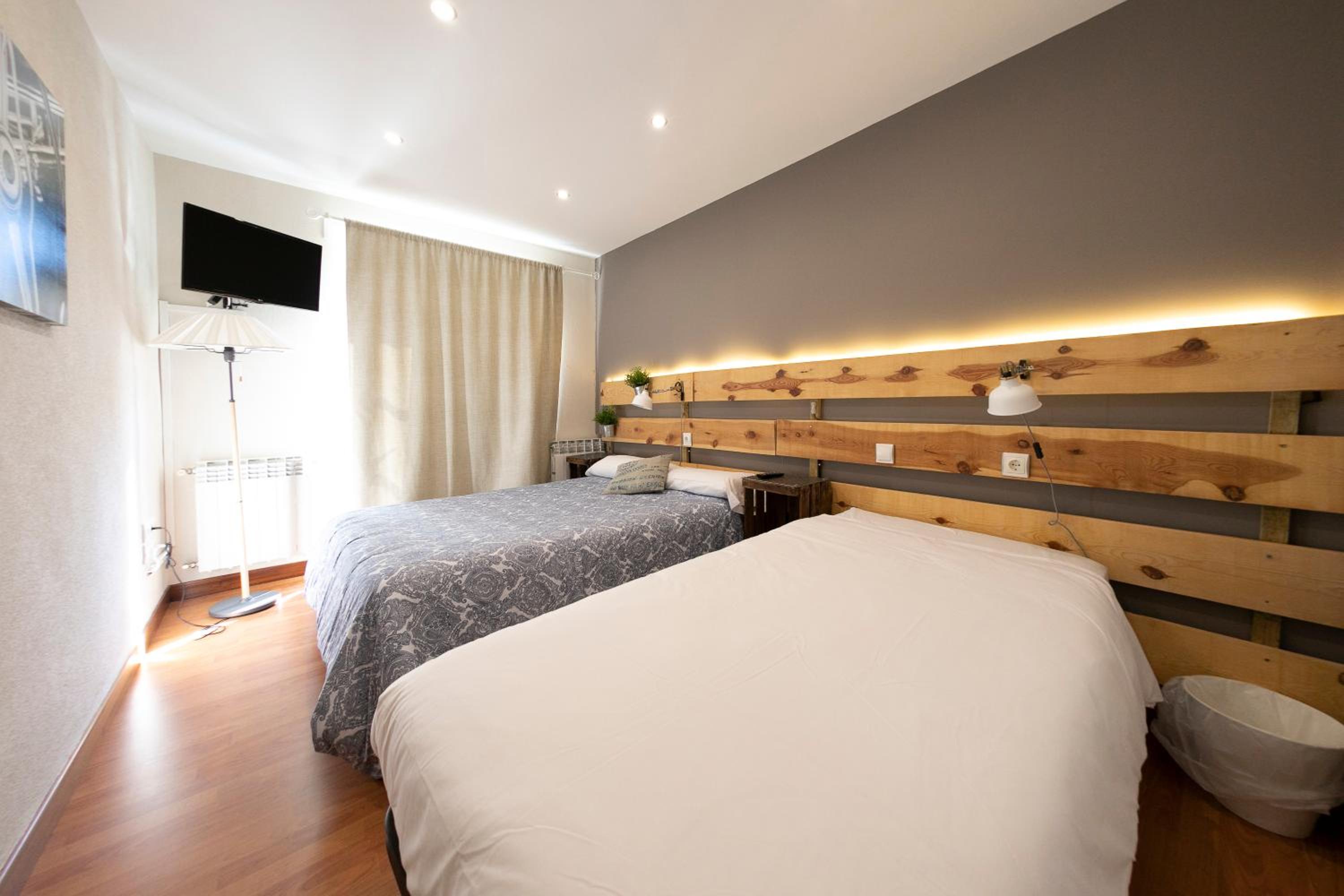 Five-Bedroom House - Photo 4