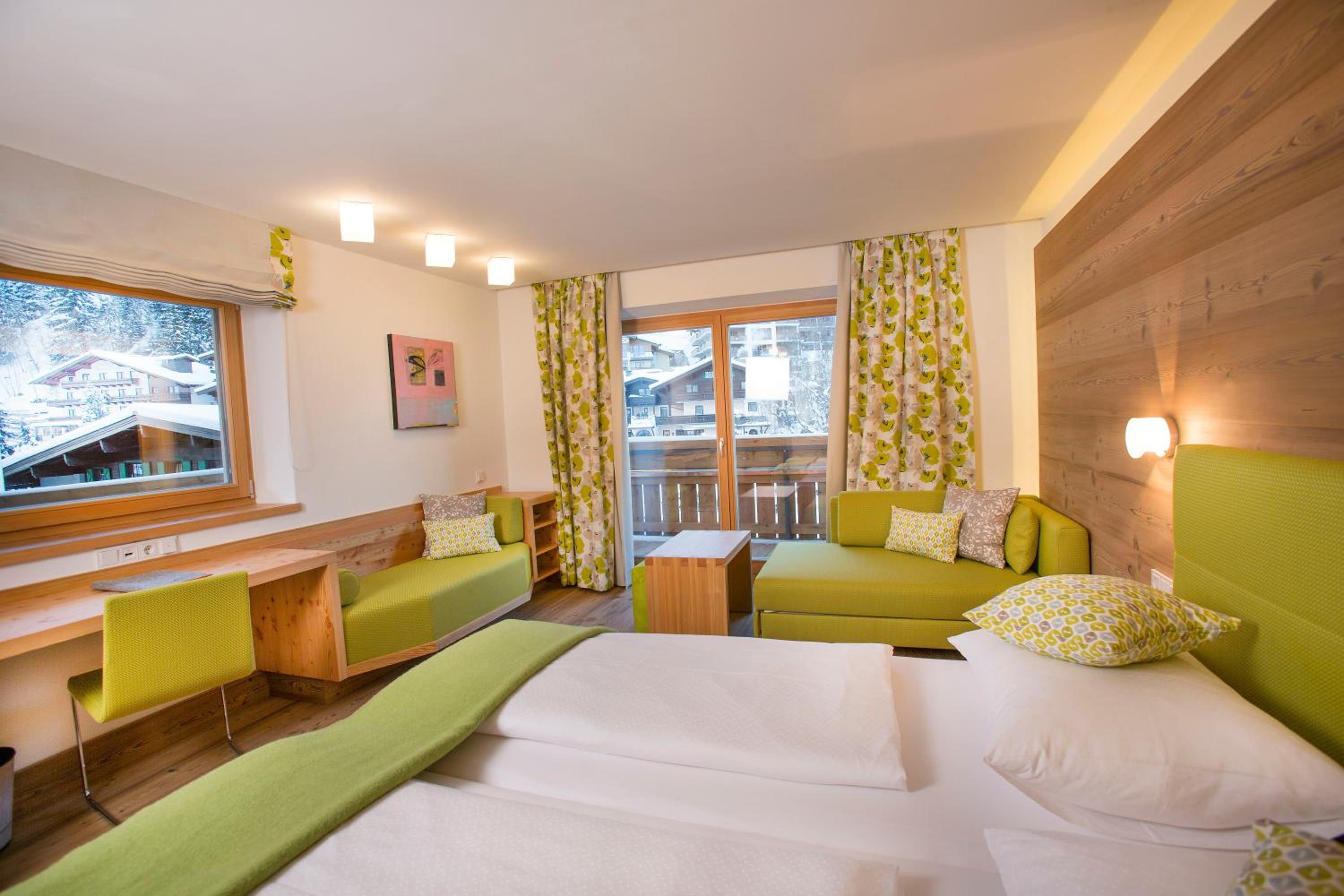 Superior Double Room with Balcony - Photo 2