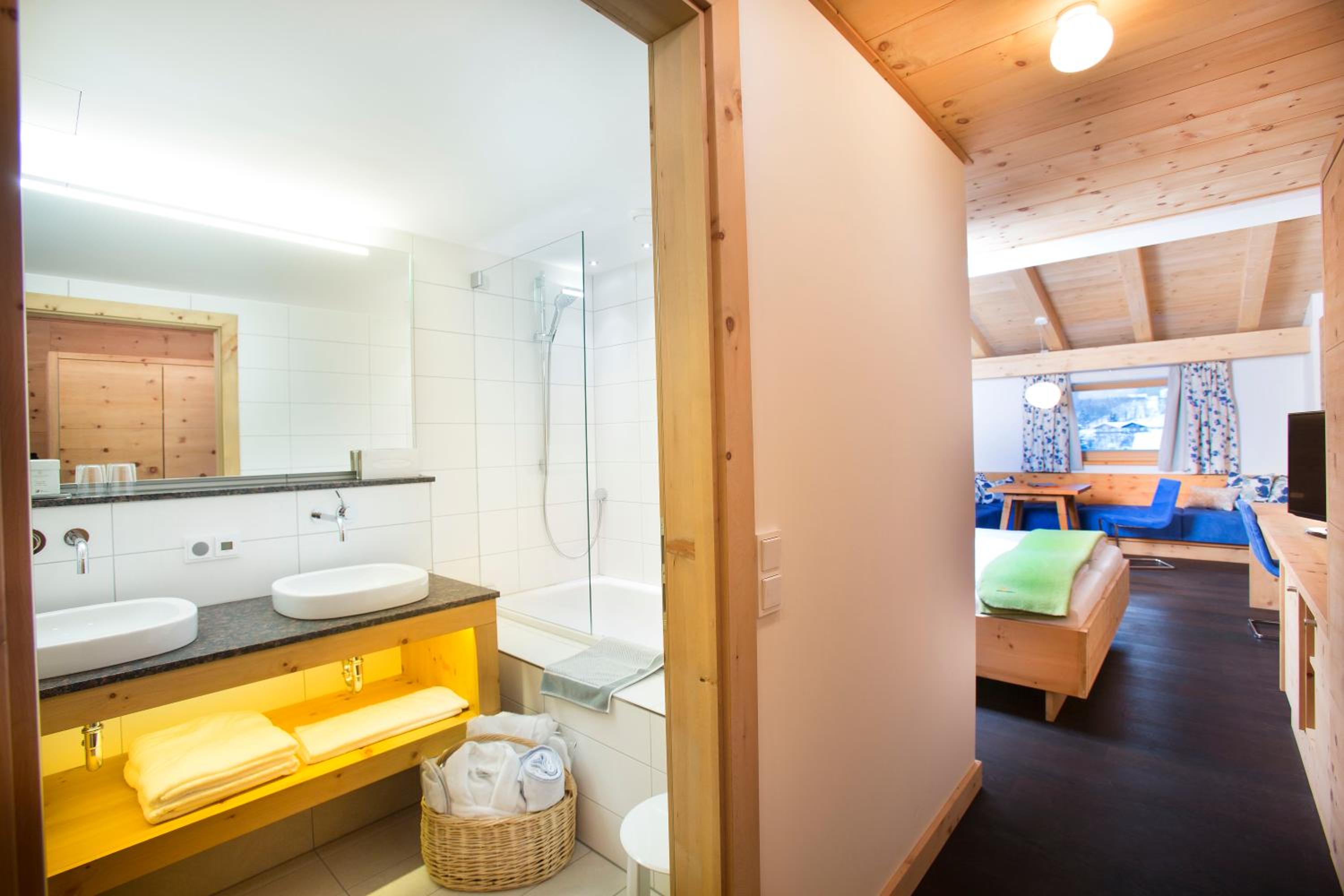 Superior Double Room with Balcony - Photo 10